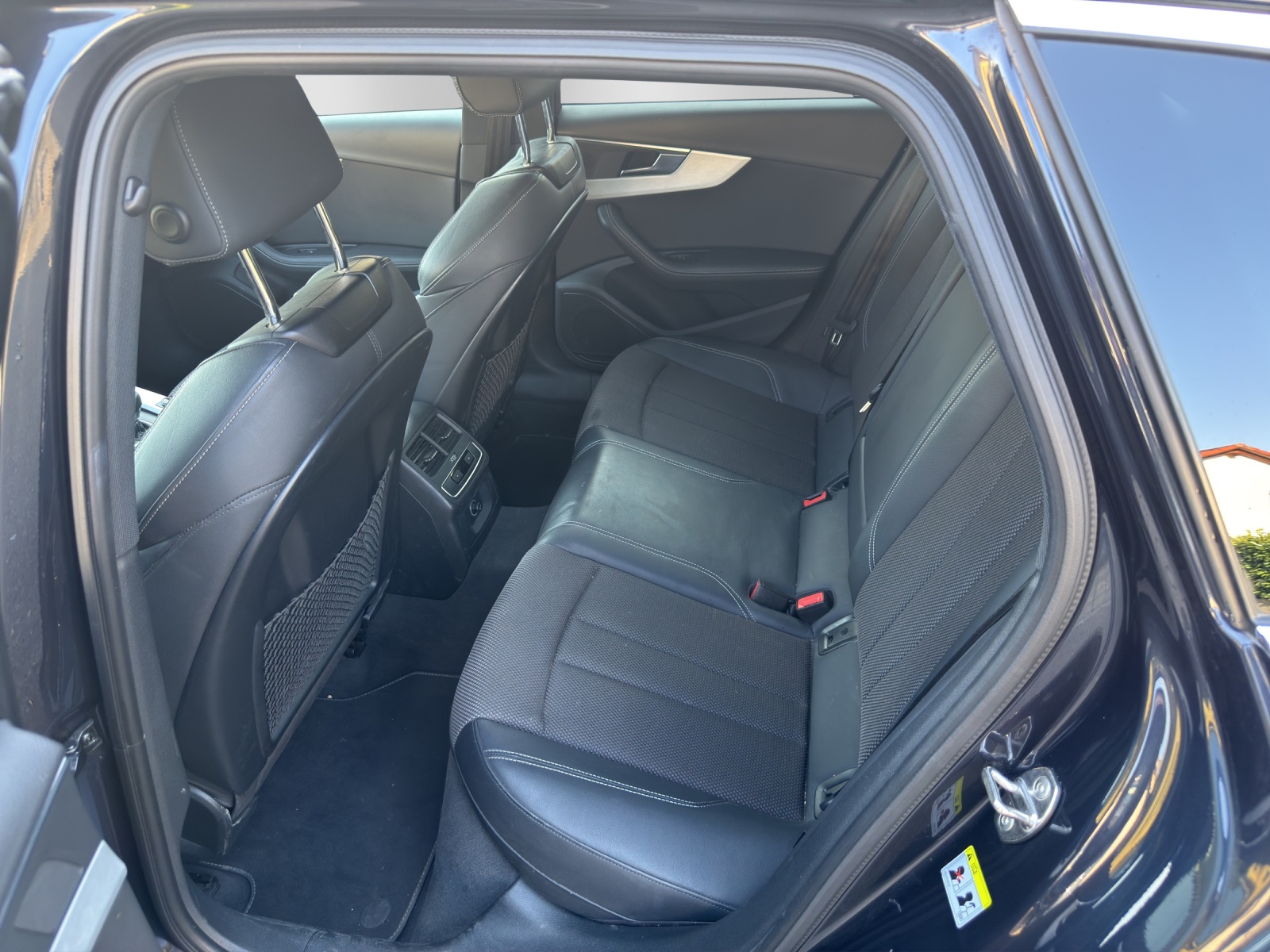 AUDI A4 Avant 2.0 TFSI Sport quattro S-tronic, Mondscheinblau Metallic, 8-fach bereift-image-9