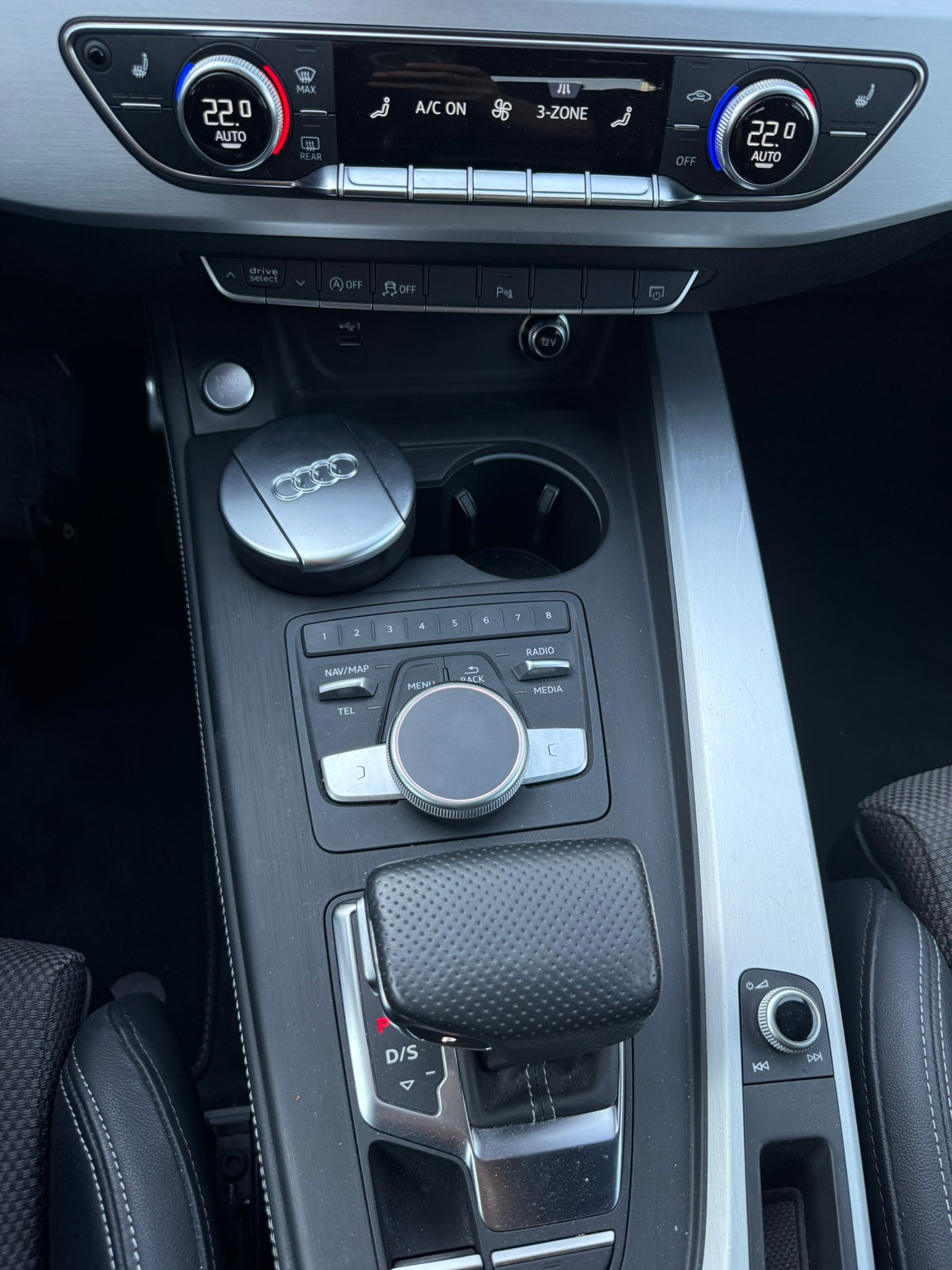 AUDI A4 Avant 2.0 TFSI Sport quattro S-tronic, Mondscheinblau Metallic, 8-fach bereift-image-15