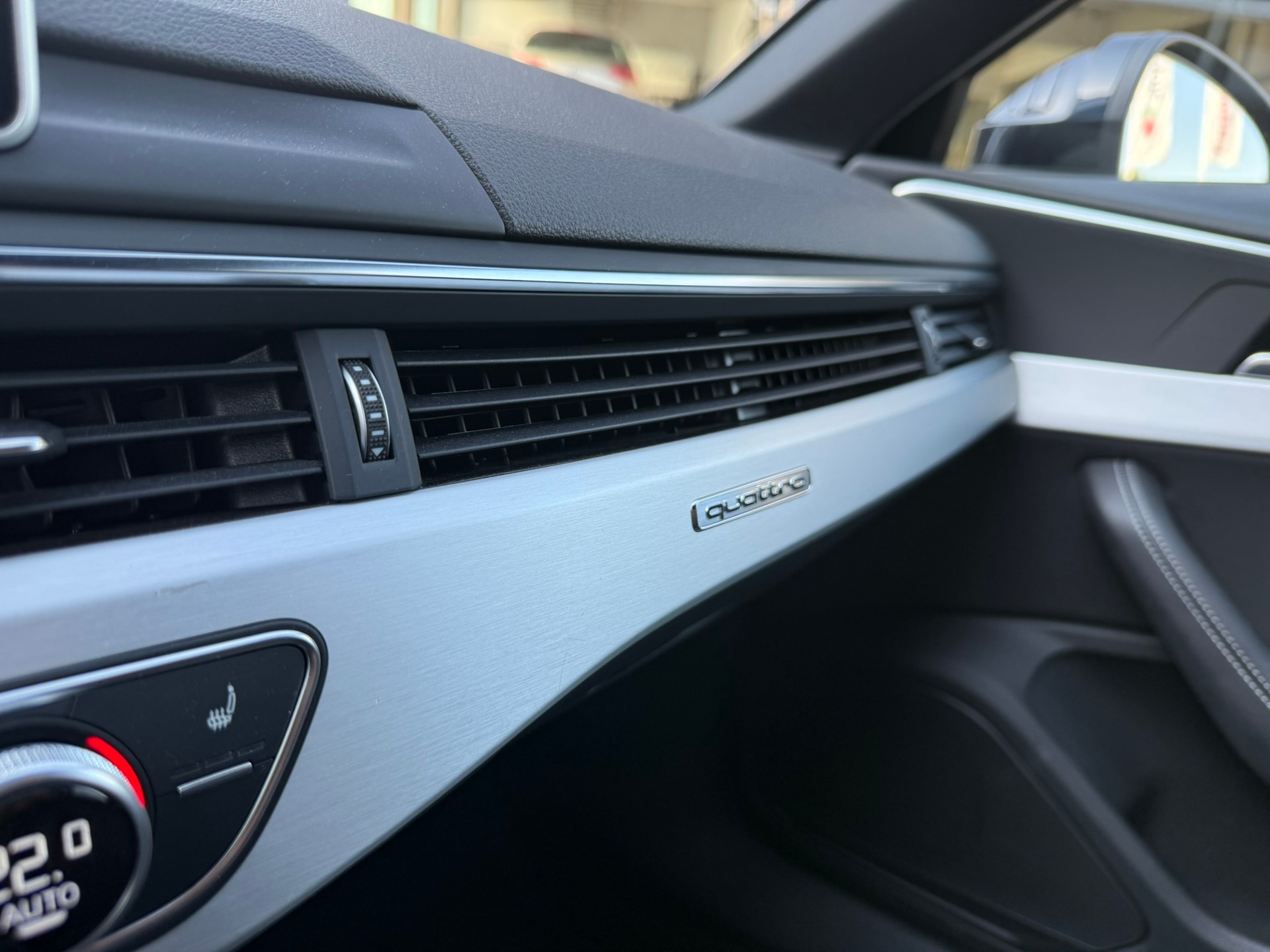 AUDI A4 Avant 2.0 TFSI Sport quattro S-tronic, Mondscheinblau Metallic, 8-fach bereift-image-16