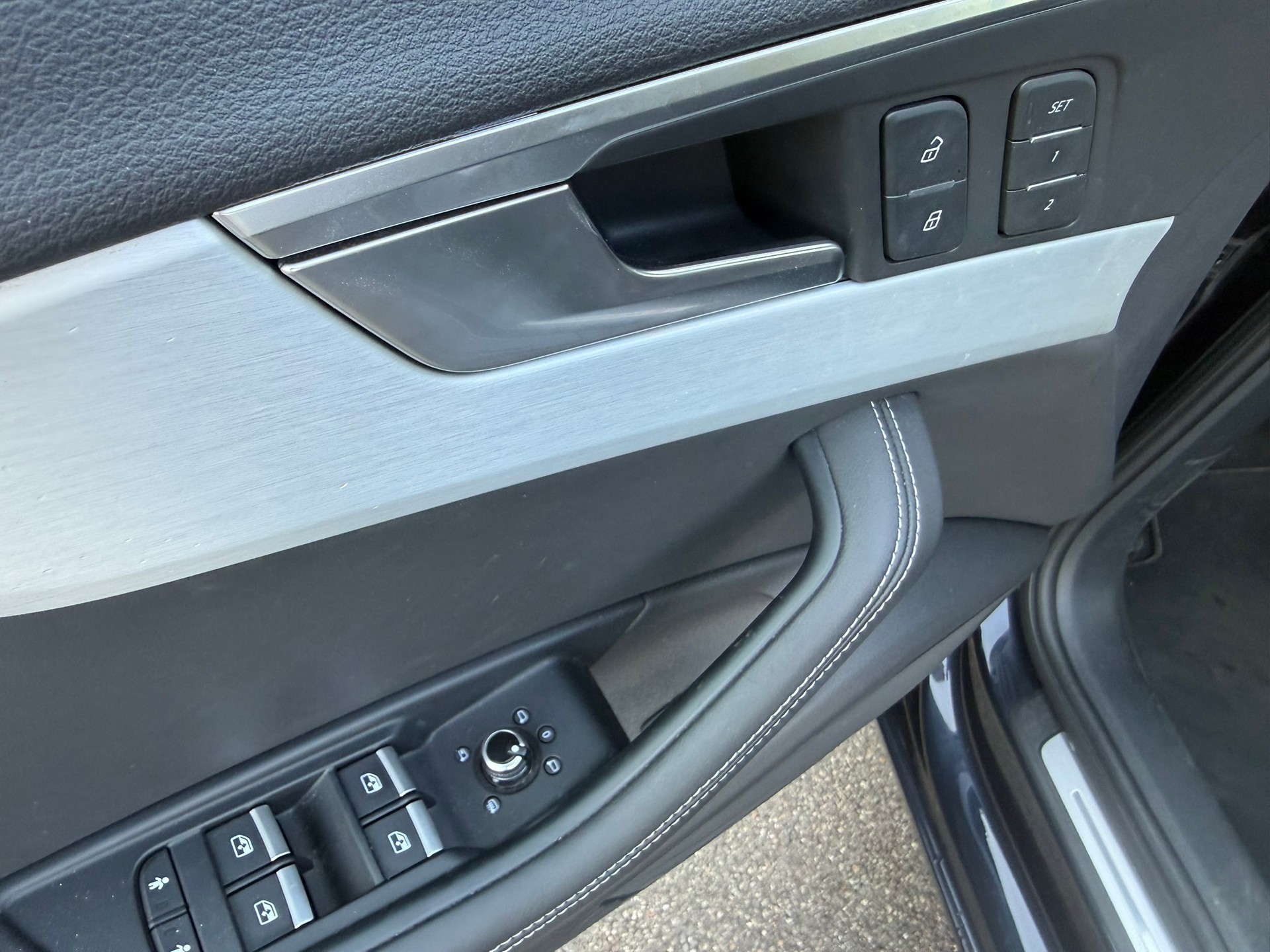 AUDI A4 Avant 2.0 TFSI Sport quattro S-tronic, Mondscheinblau Metallic, 8-fach bereift-image-12