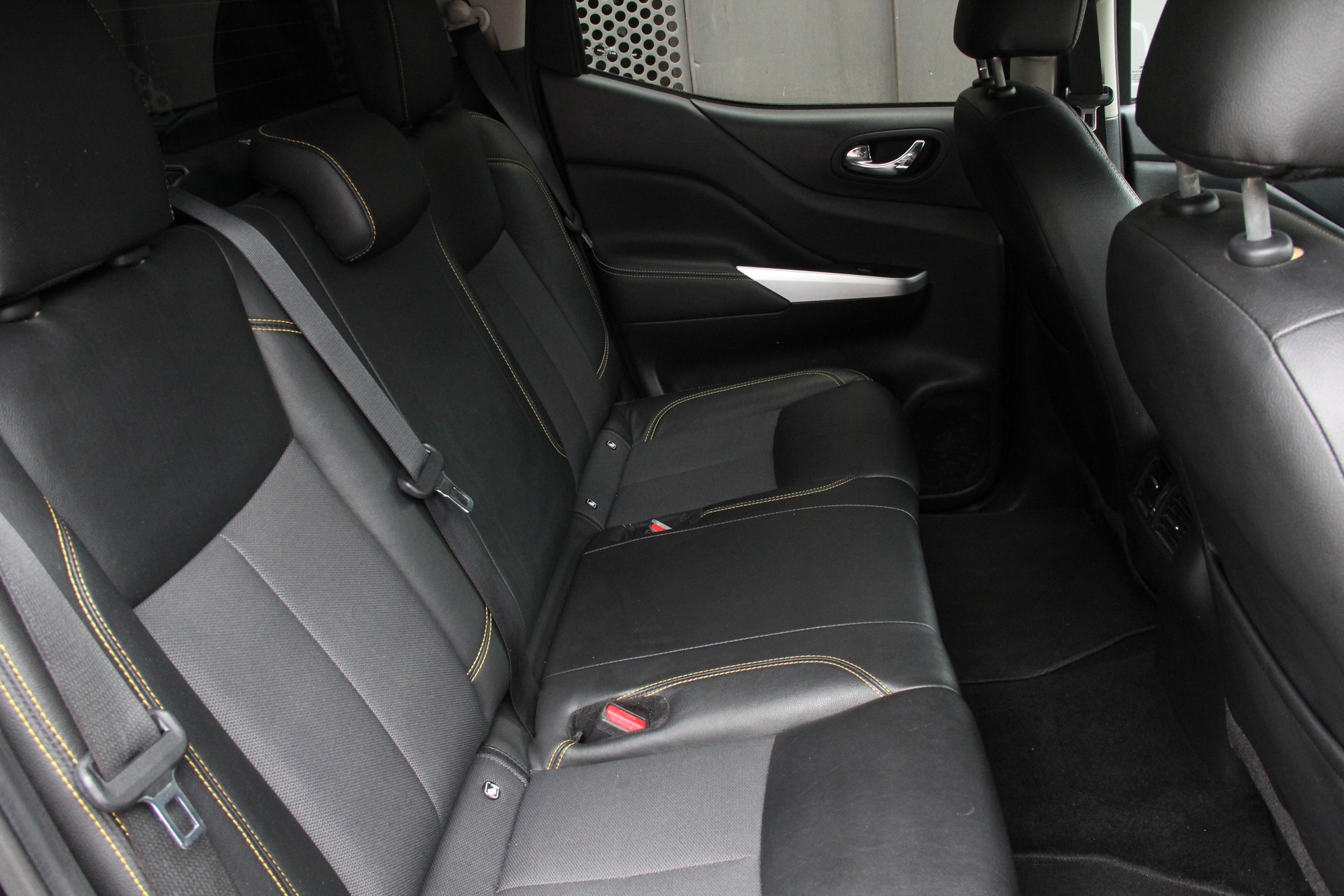 NISSAN Navara Double Cab N-Guard 2.3 dCi 4WD Automatic **ANHÄNGERKUPPLUNG-3500Kg** 360°KAMERA **HARDTOP** SCHIEBEDACH-image-14