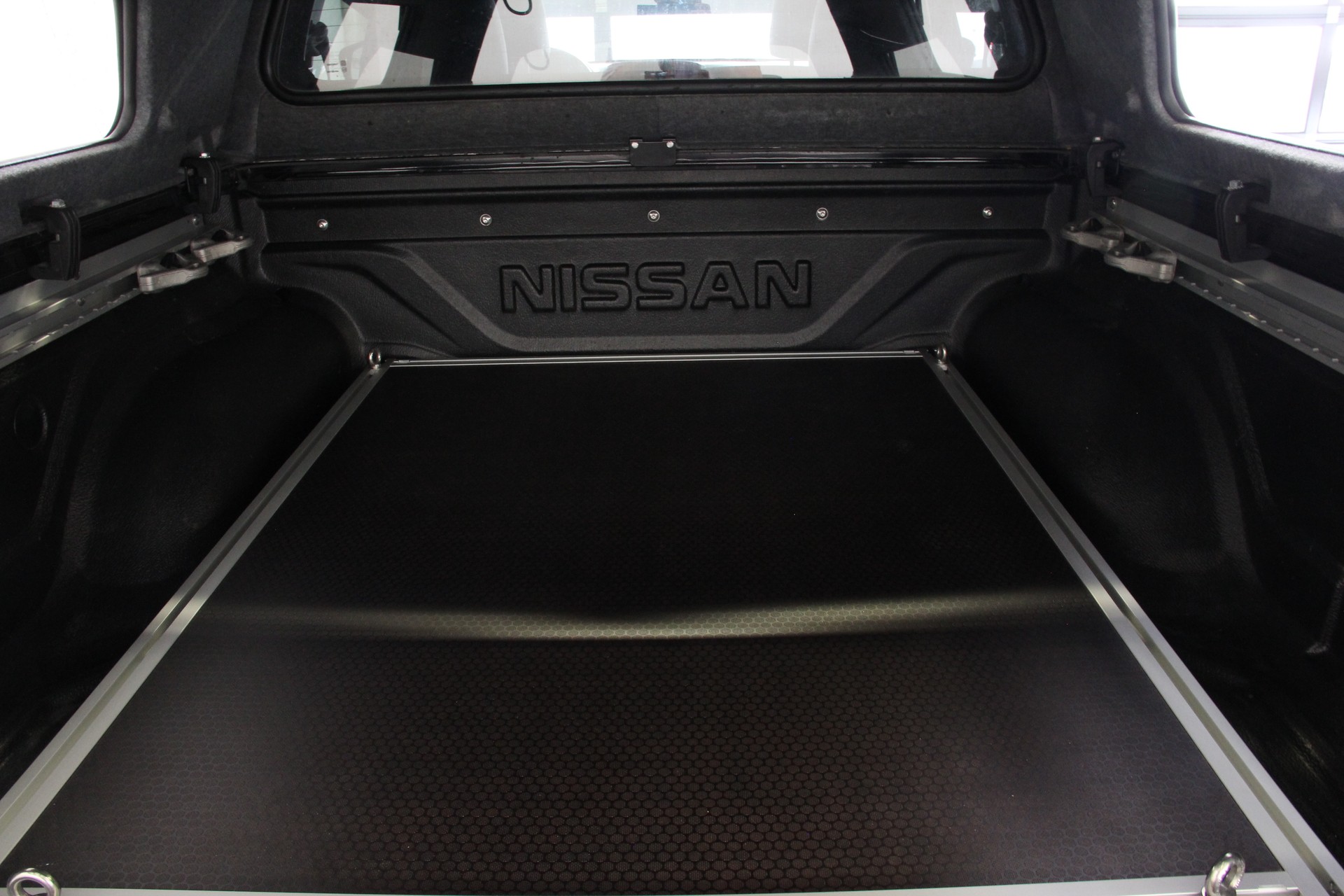 NISSAN Navara Double Cab N-Guard 2.3 dCi 4WD Automatic **ANHÄNGERKUPPLUNG-3500Kg** 360°KAMERA **HARDTOP** SCHIEBEDACH-image-15