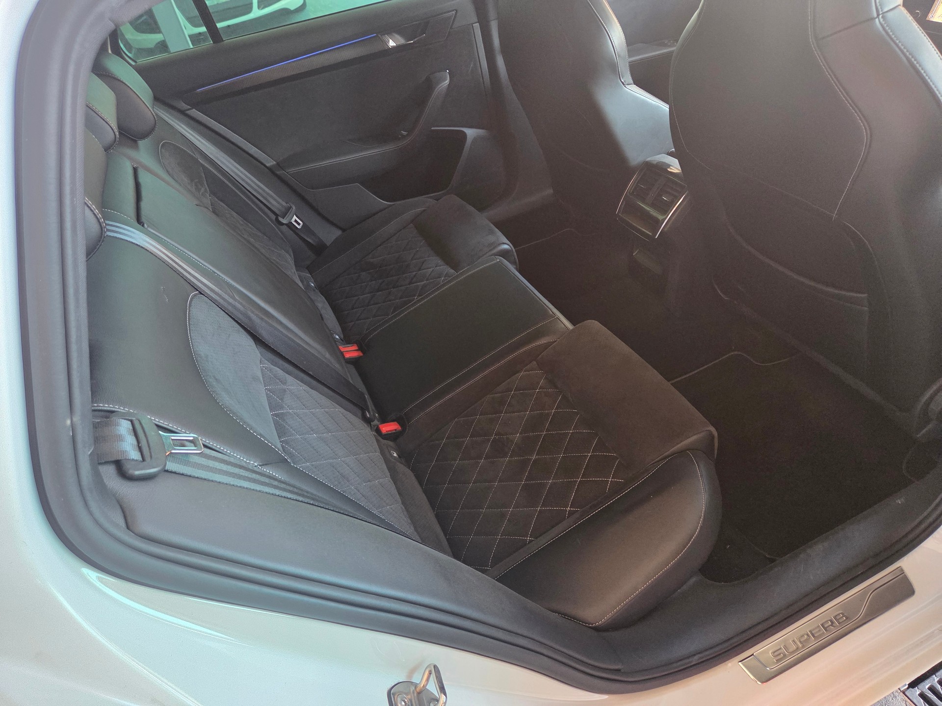 SKODA Superb 2.0 TDi Sport Line 4x4 DSG-image-8