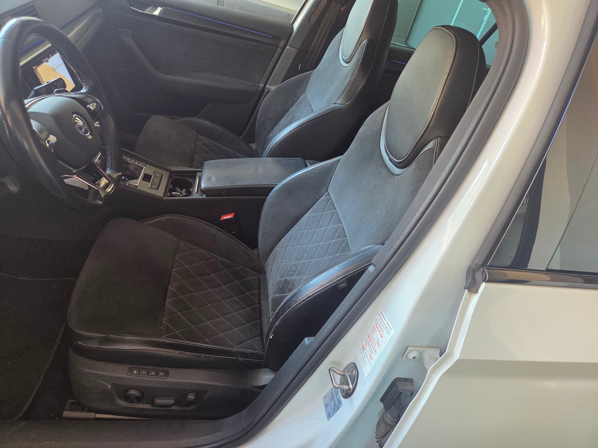 SKODA Superb 2.0 TDi Sport Line 4x4 DSG-image-6