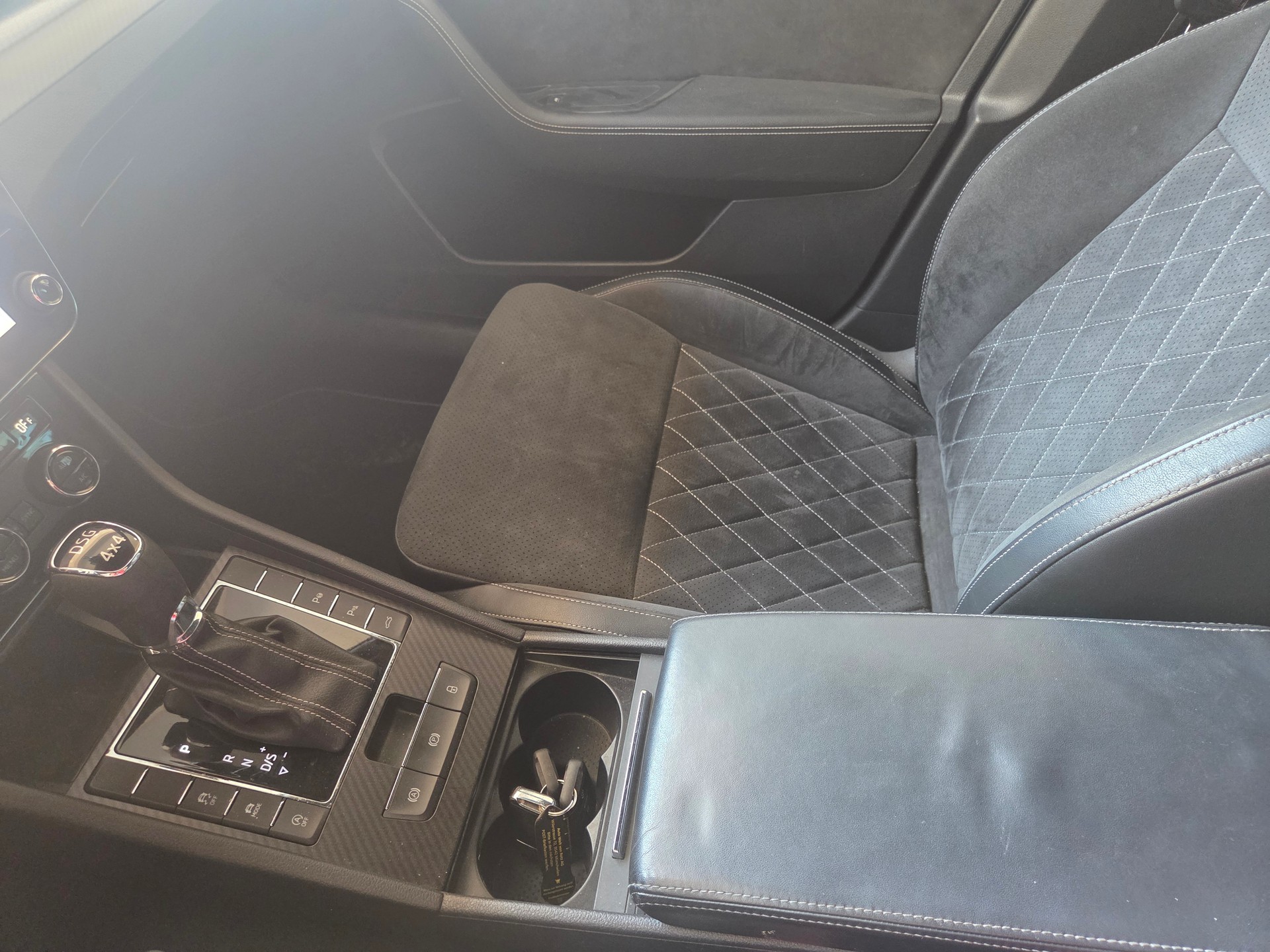 SKODA Superb 2.0 TDi Sport Line 4x4 DSG-image-4