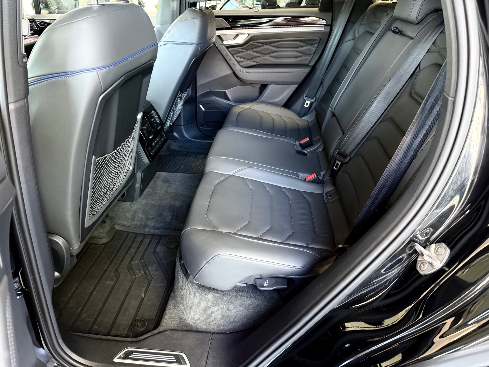 VW Touareg 3.0 TSI eHybrid R Tiptronic-image-12