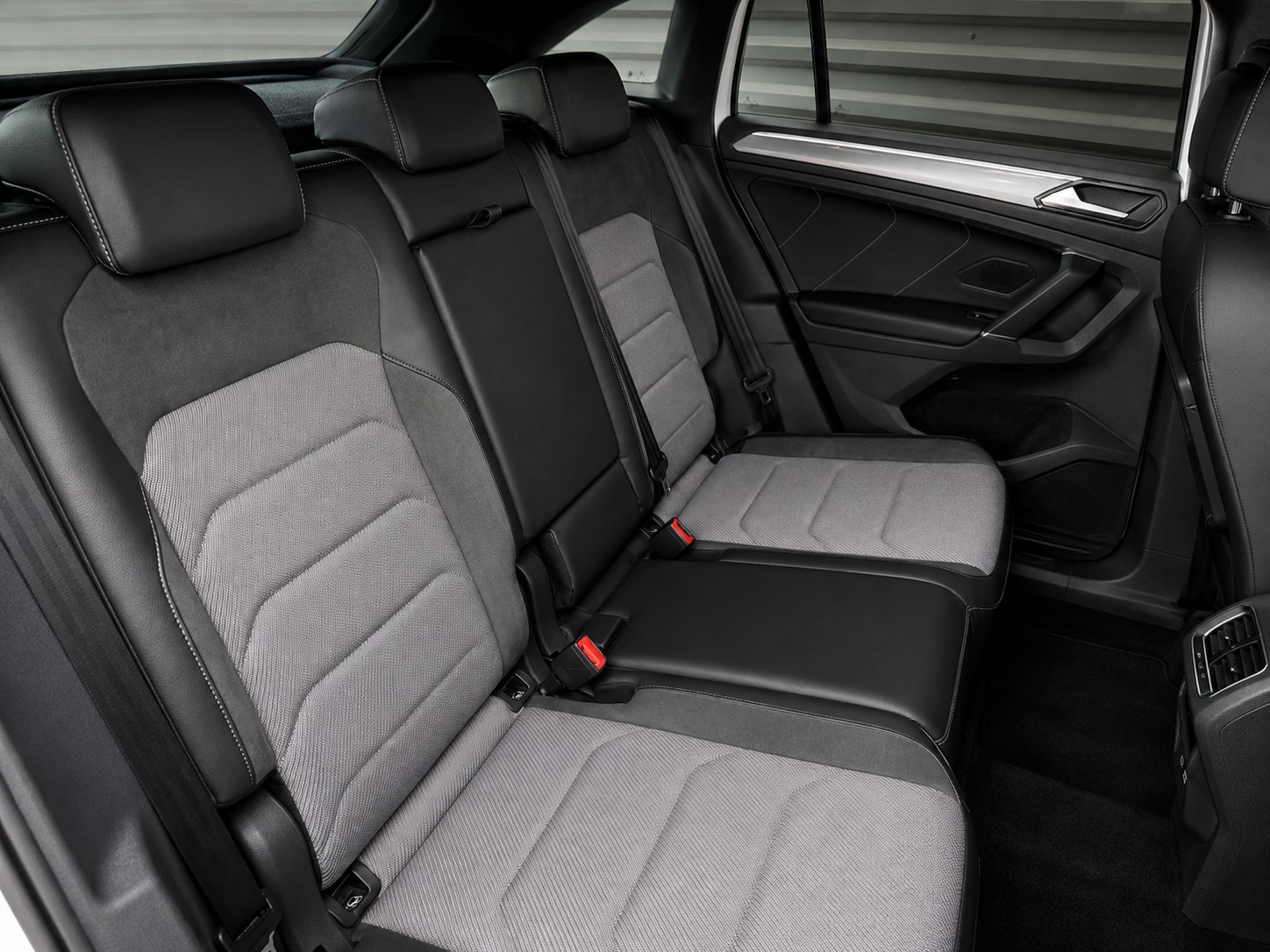 VW Tiguan 2.0TSI R-Line Highline 4Motion DSG (CH)-image-9