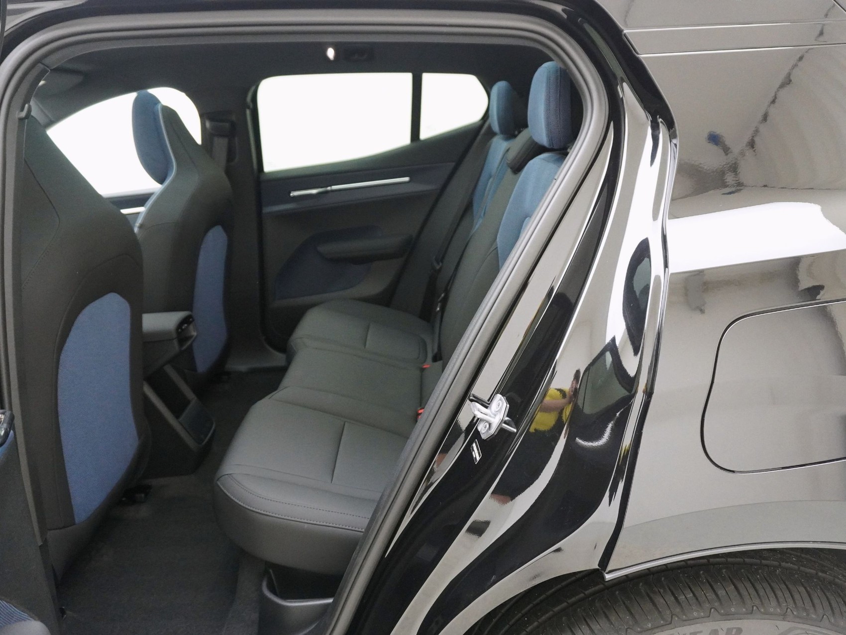 VOLVO EX 30 Twin Ultra Performance Black Edition AWD-image-13