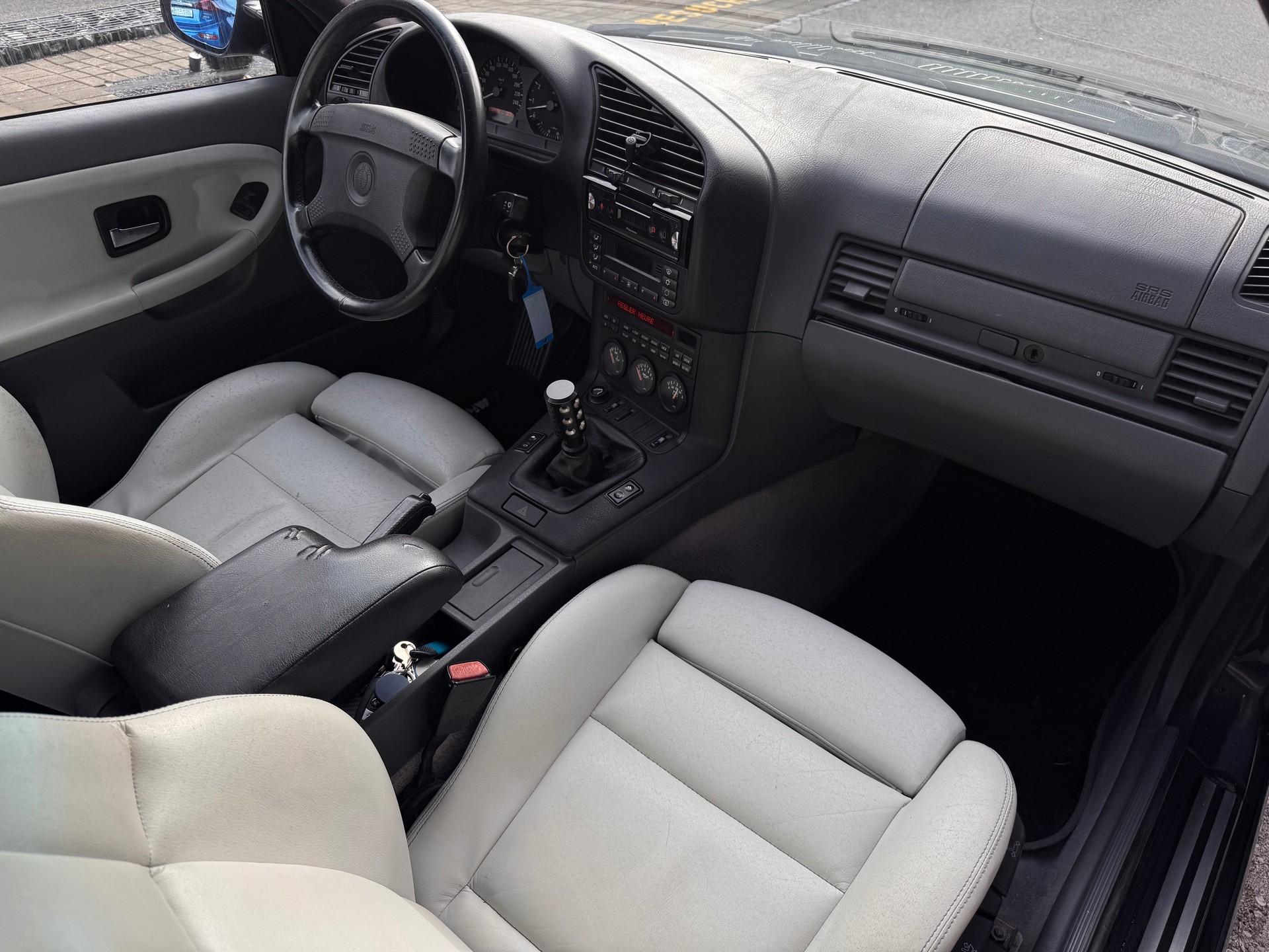 BMW 328i Coupé-image-14
