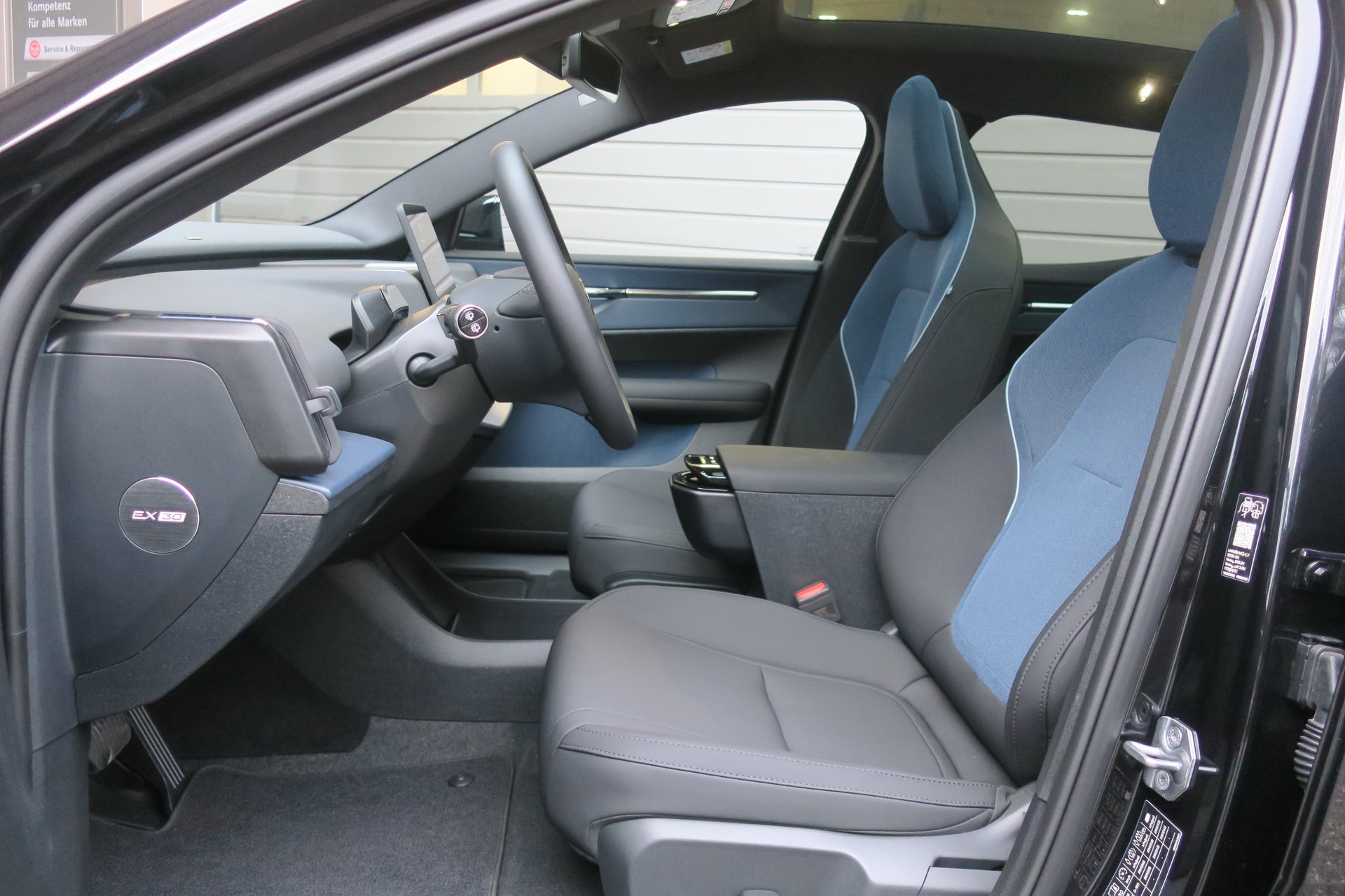 VOLVO EX30 Twin Ultra Performance Black Edition AWD-image-6