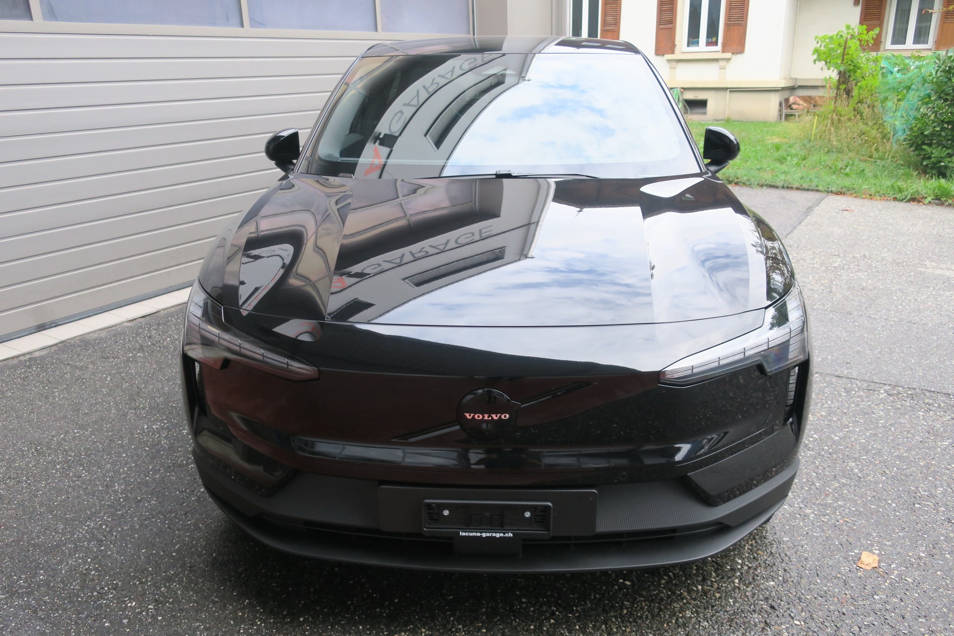 VOLVO EX30 Twin Ultra Performance Black Edition AWD-image-1