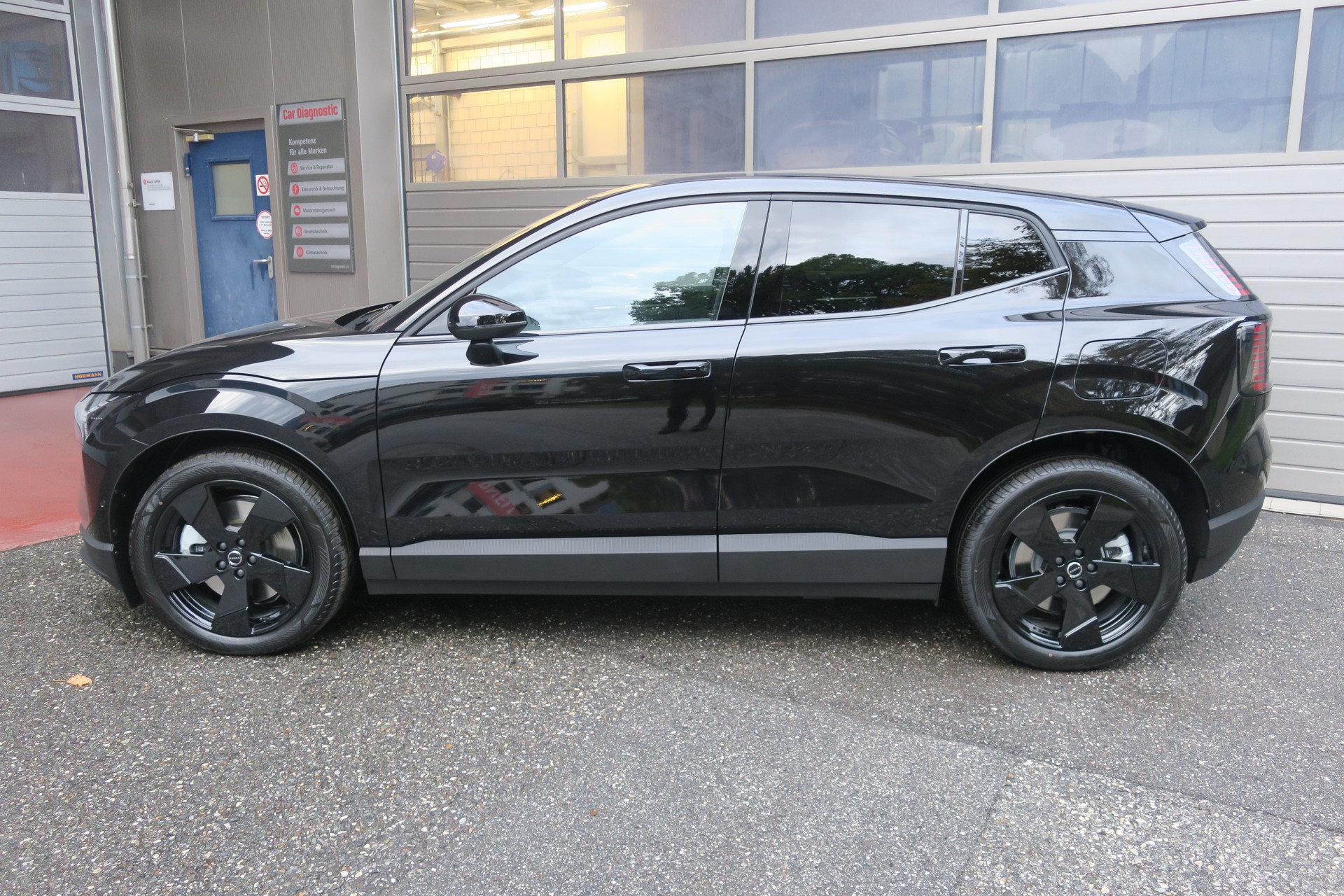 VOLVO EX30 Twin Ultra Performance Black Edition AWD-image-3