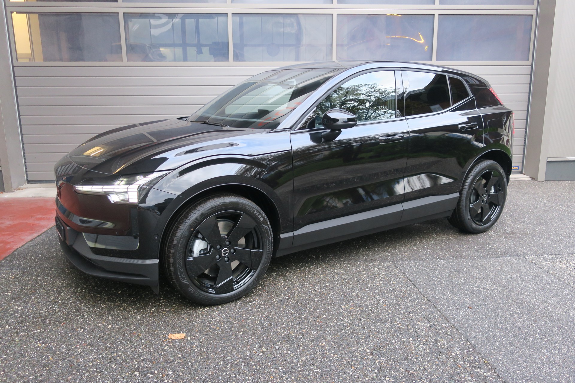 VOLVO EX30 Twin Ultra Performance Black Edition AWD-image-0