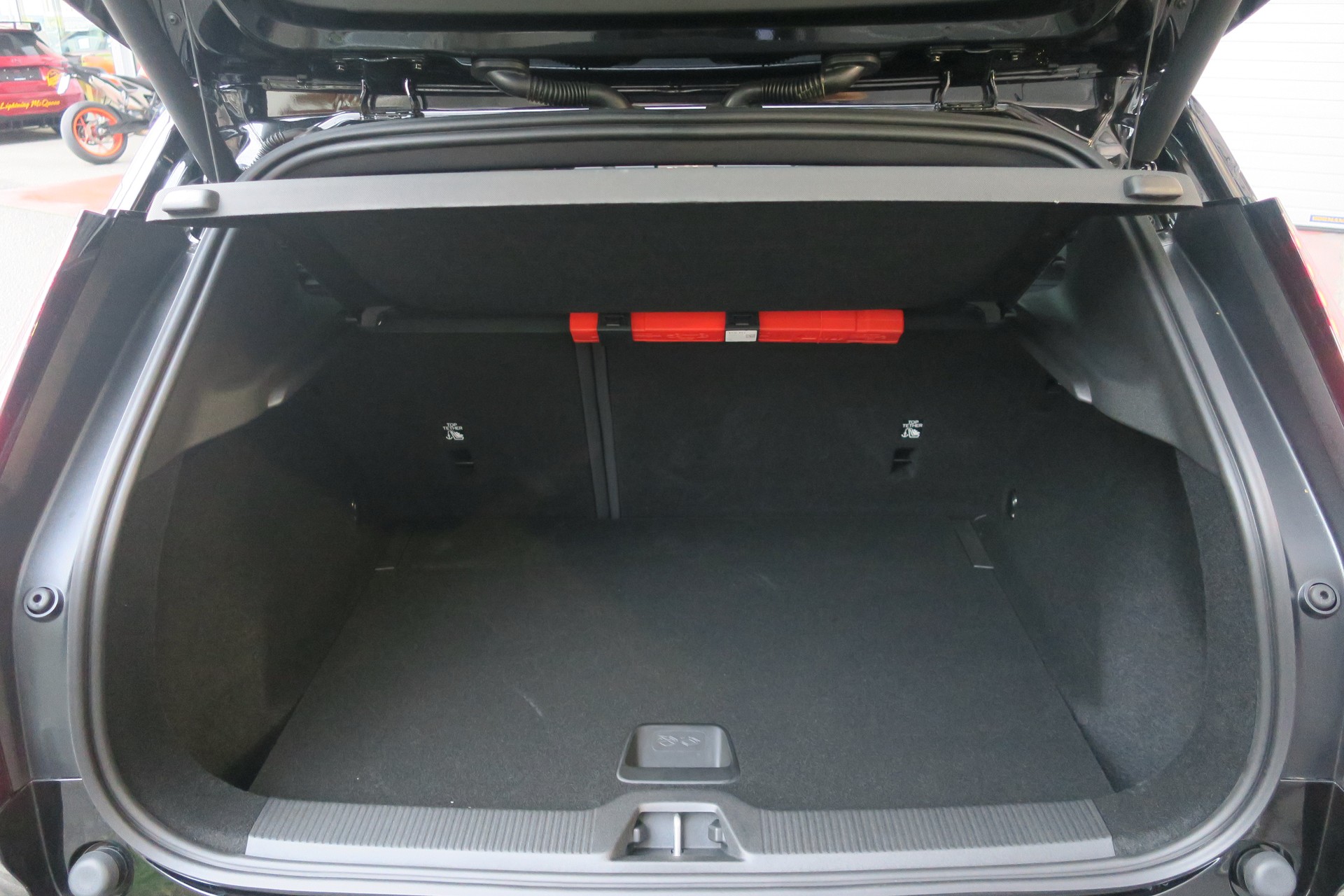 VOLVO EX30 Twin Ultra Performance Black Edition AWD-image-5