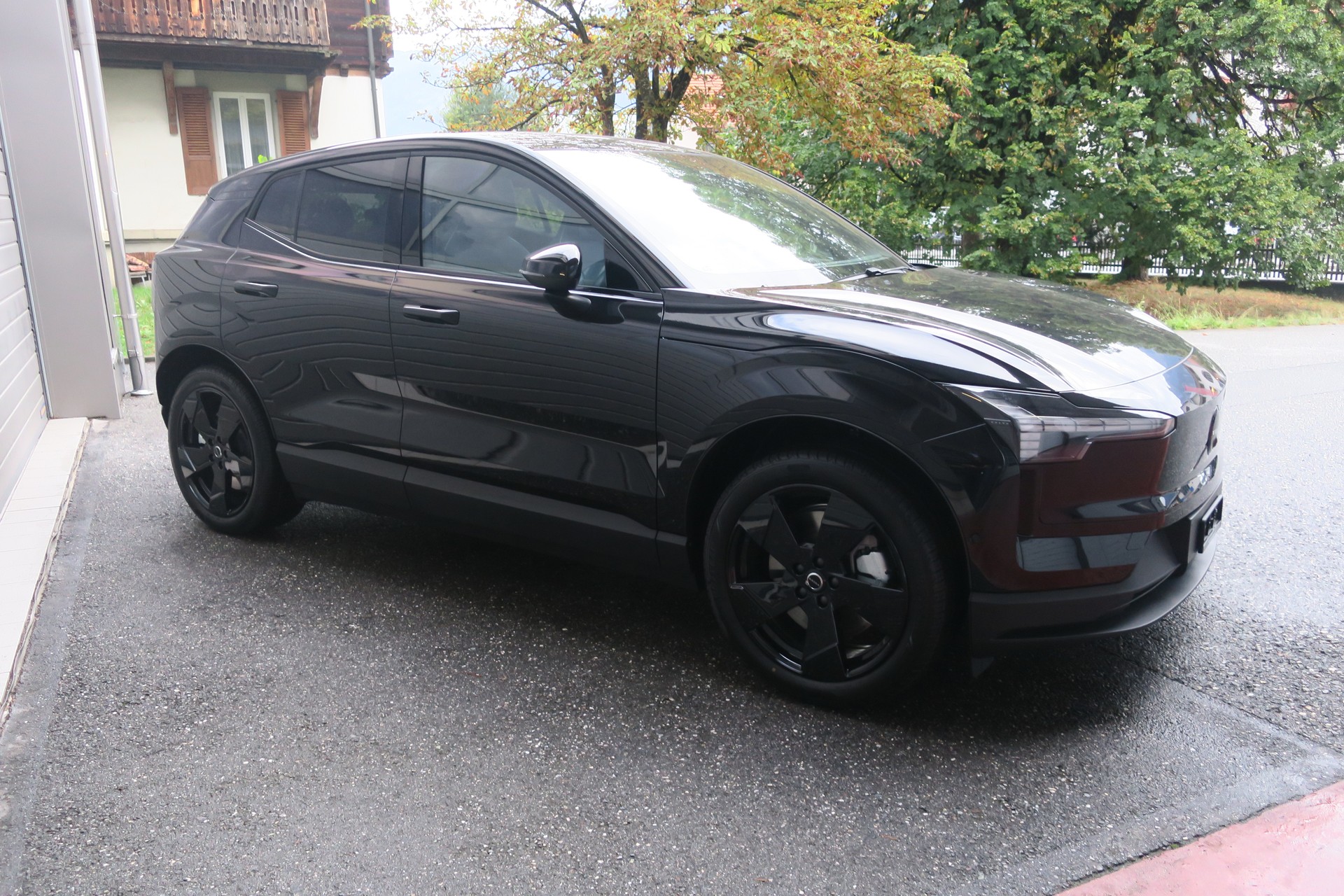 VOLVO EX30 Twin Ultra Performance Black Edition AWD-image-2