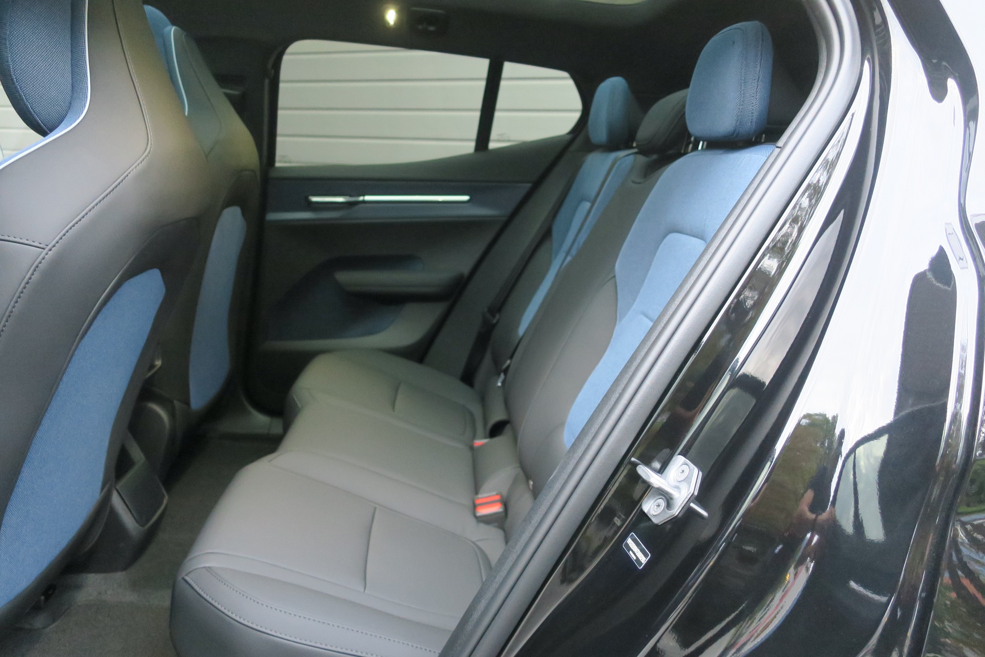VOLVO EX30 Twin Ultra Performance Black Edition AWD-image-7