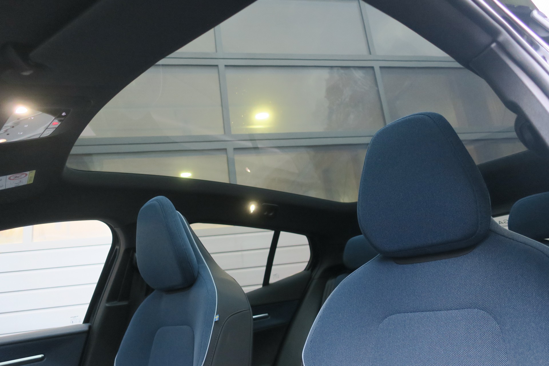 VOLVO EX30 Twin Ultra Performance Black Edition AWD-image-8