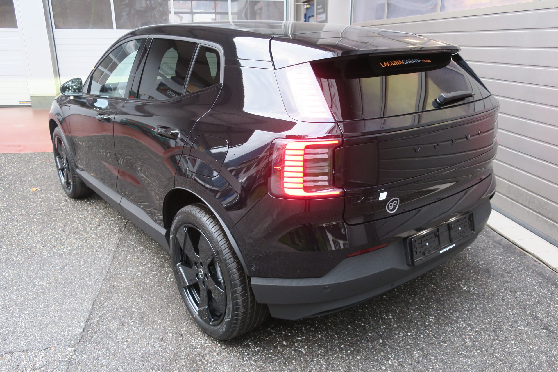 VOLVO EX30 Twin Ultra Performance Black Edition AWD-image-4