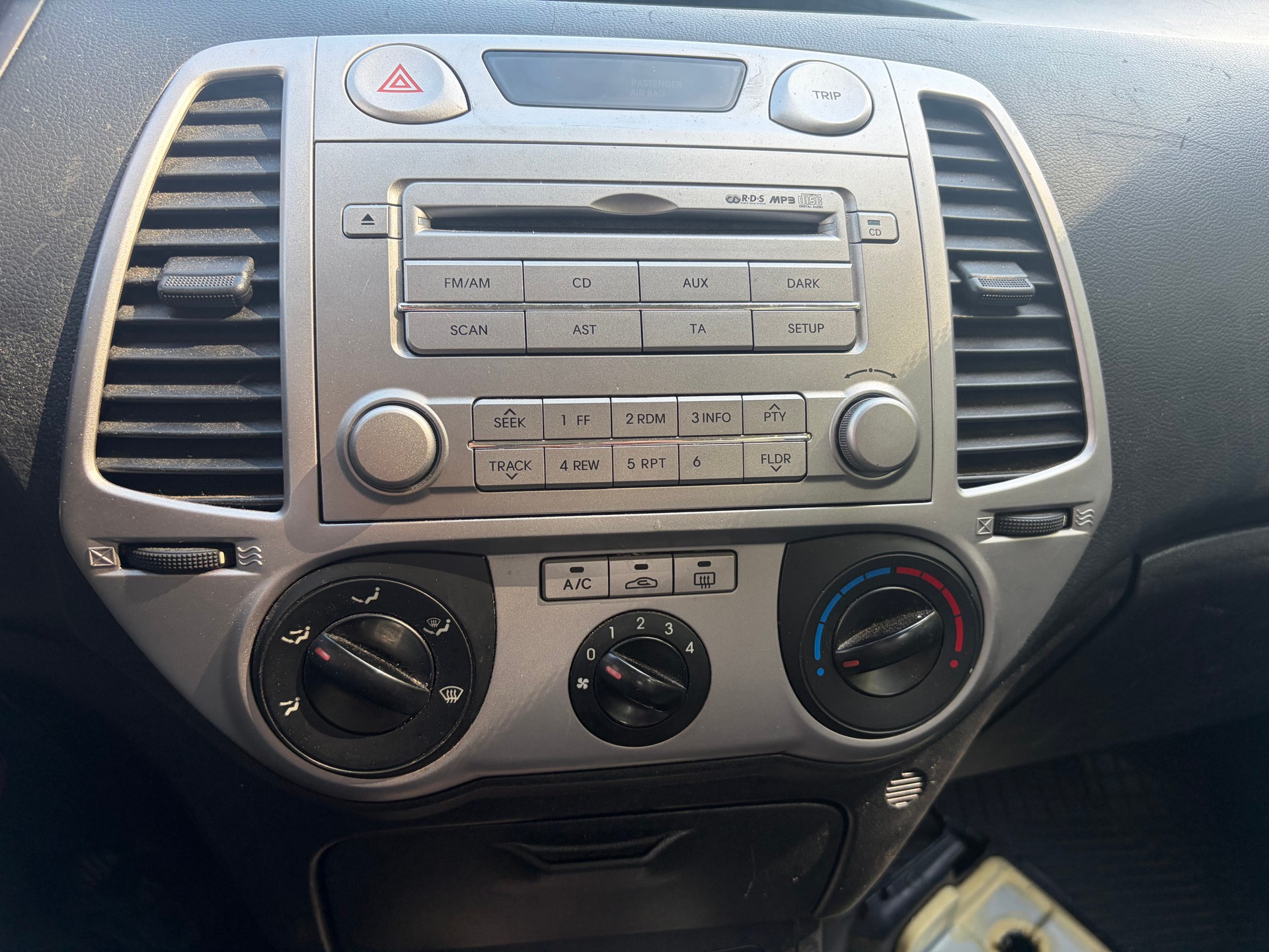 HYUNDAI i20 1.2 Comfort-image-9