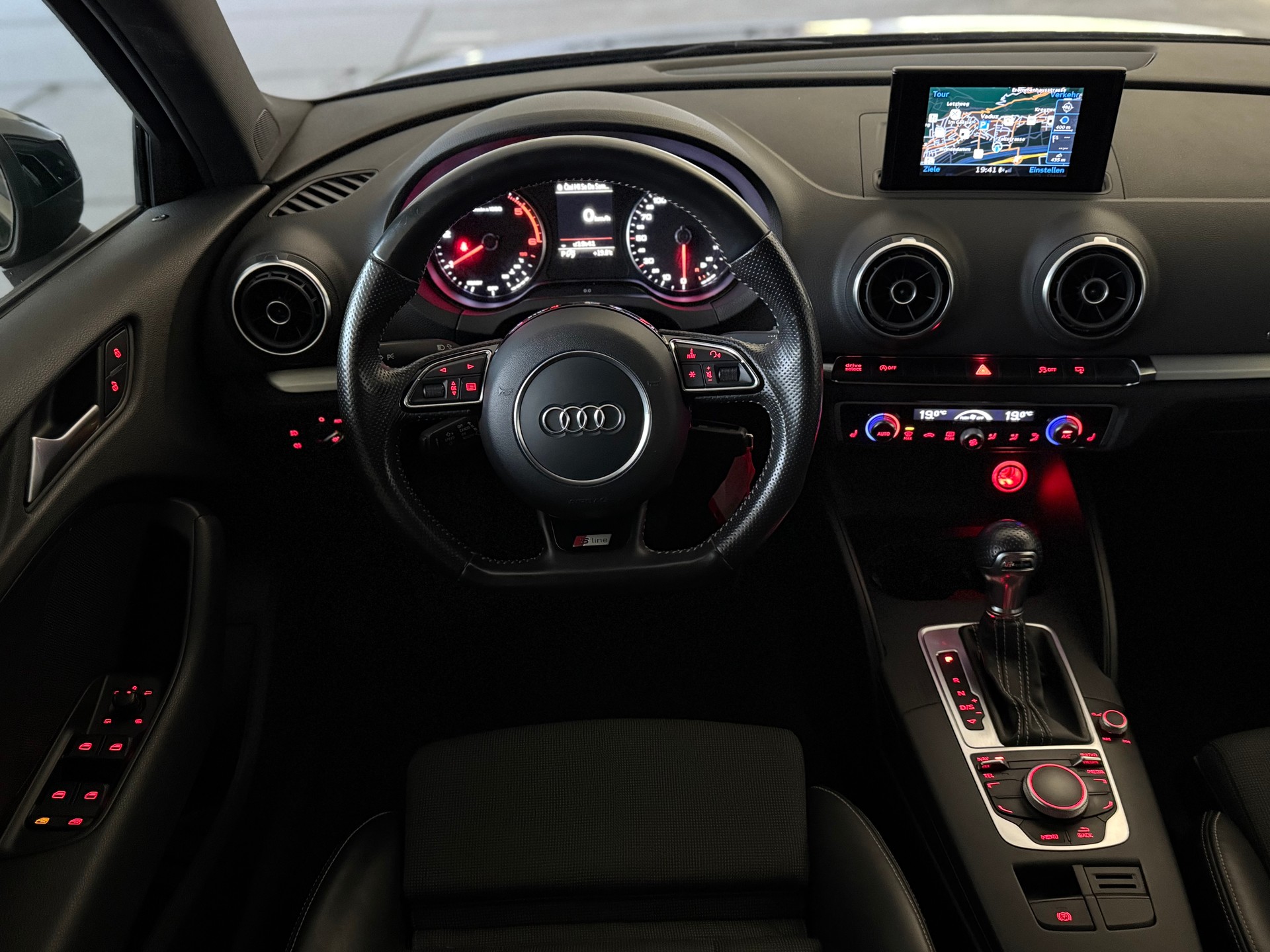 AUDI A3 Sportback 2.0 TDI S-LINE Quattro S-tronic-image-8