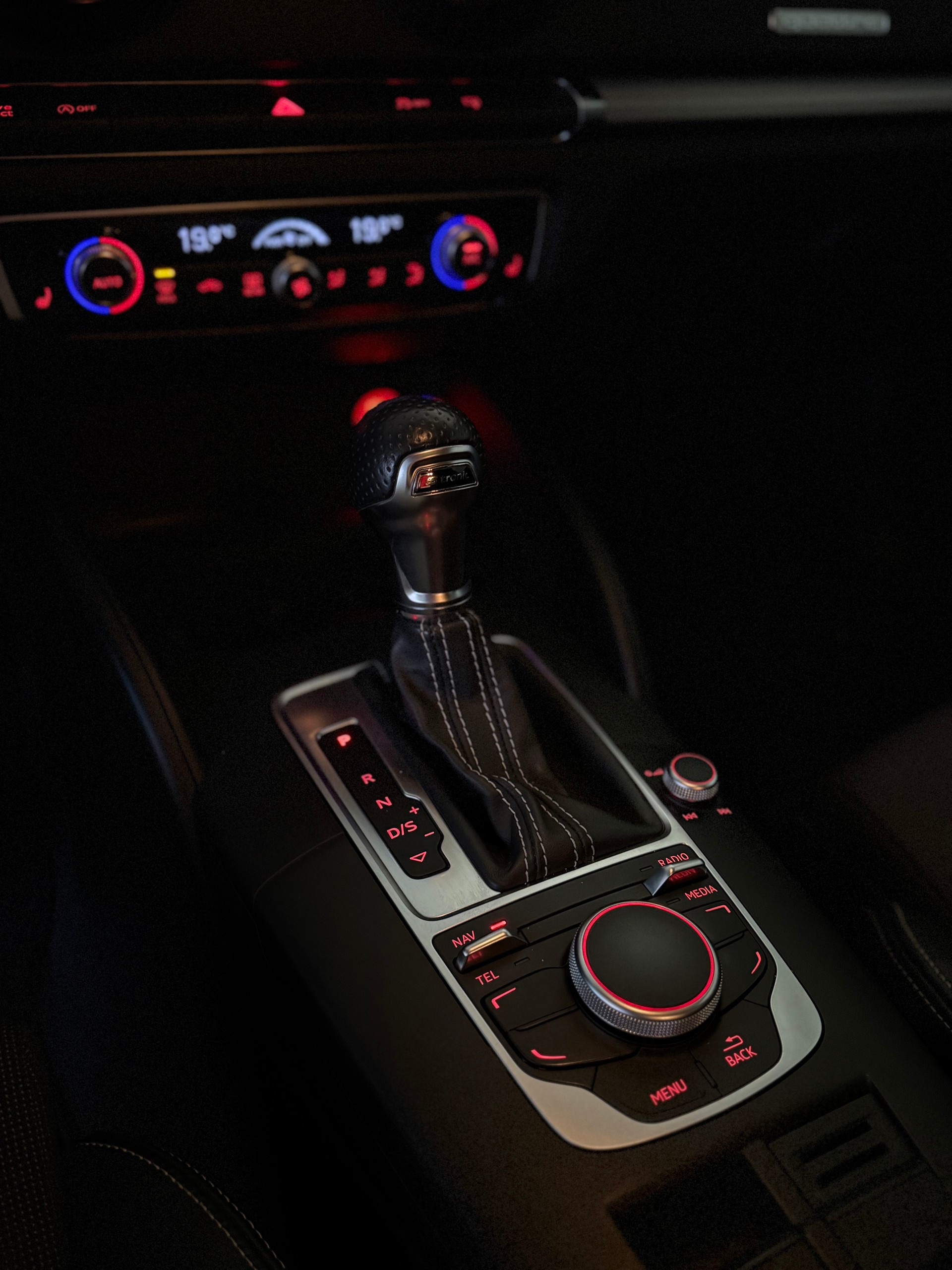 AUDI A3 Sportback 2.0 TDI S-LINE Quattro S-tronic-image-11