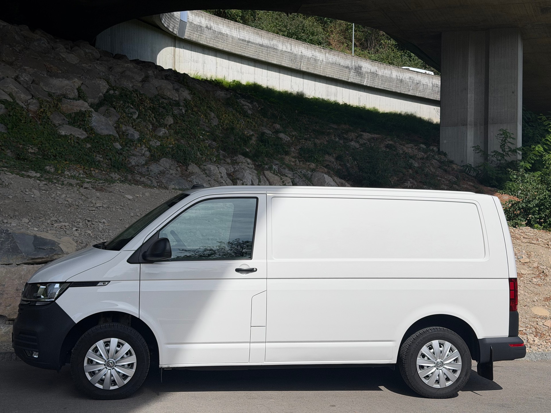 VW T6.1 2.0 TDI Entry-image-2