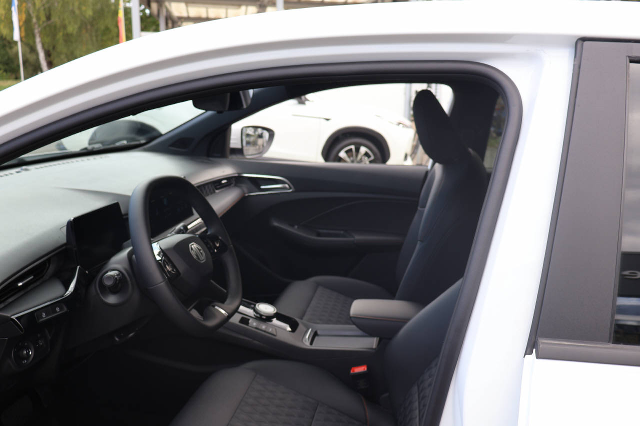 MG 3 1.5 Hybrid Luxury-image-11