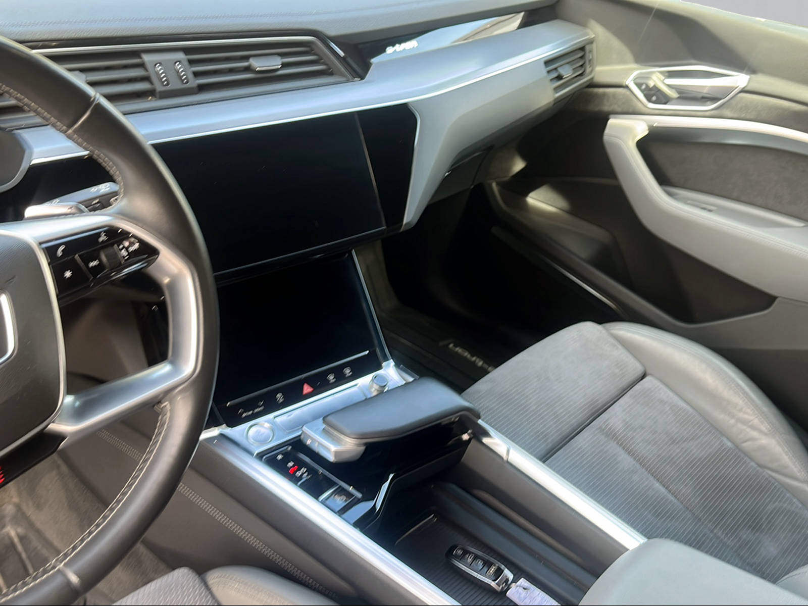 AUDI e-tron 55 S Line quattro-image-4