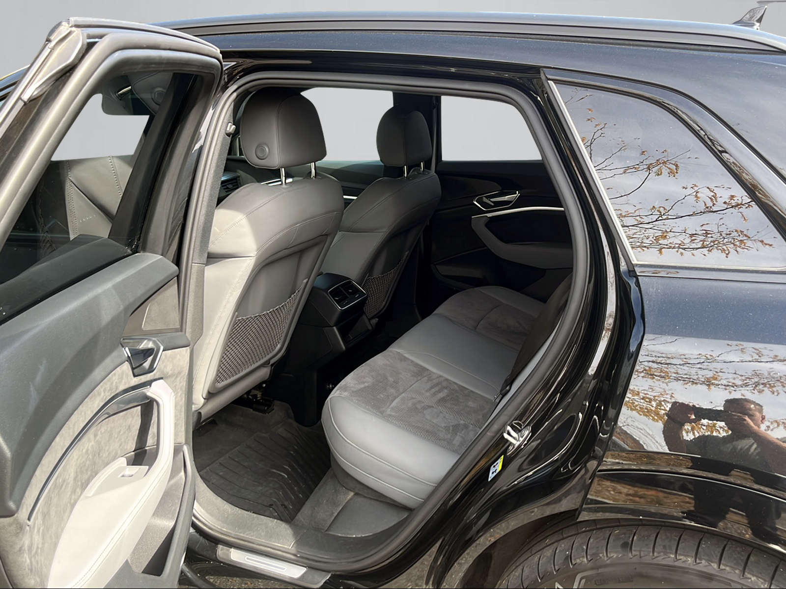 AUDI e-tron 55 S Line quattro-image-5
