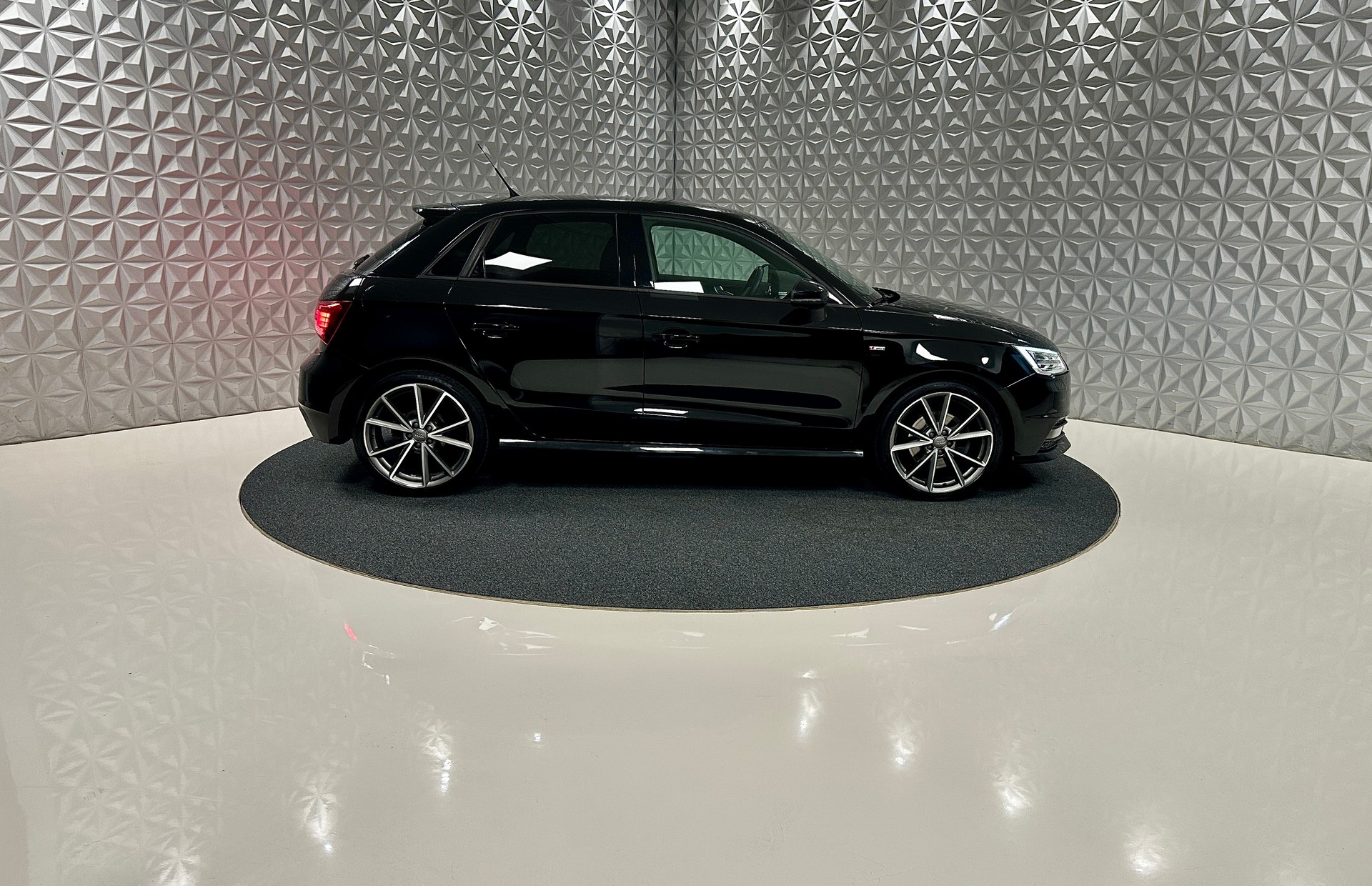 AUDI A1 Sportback 1.4 TFSI S-tronic **S-LINE**-image-3