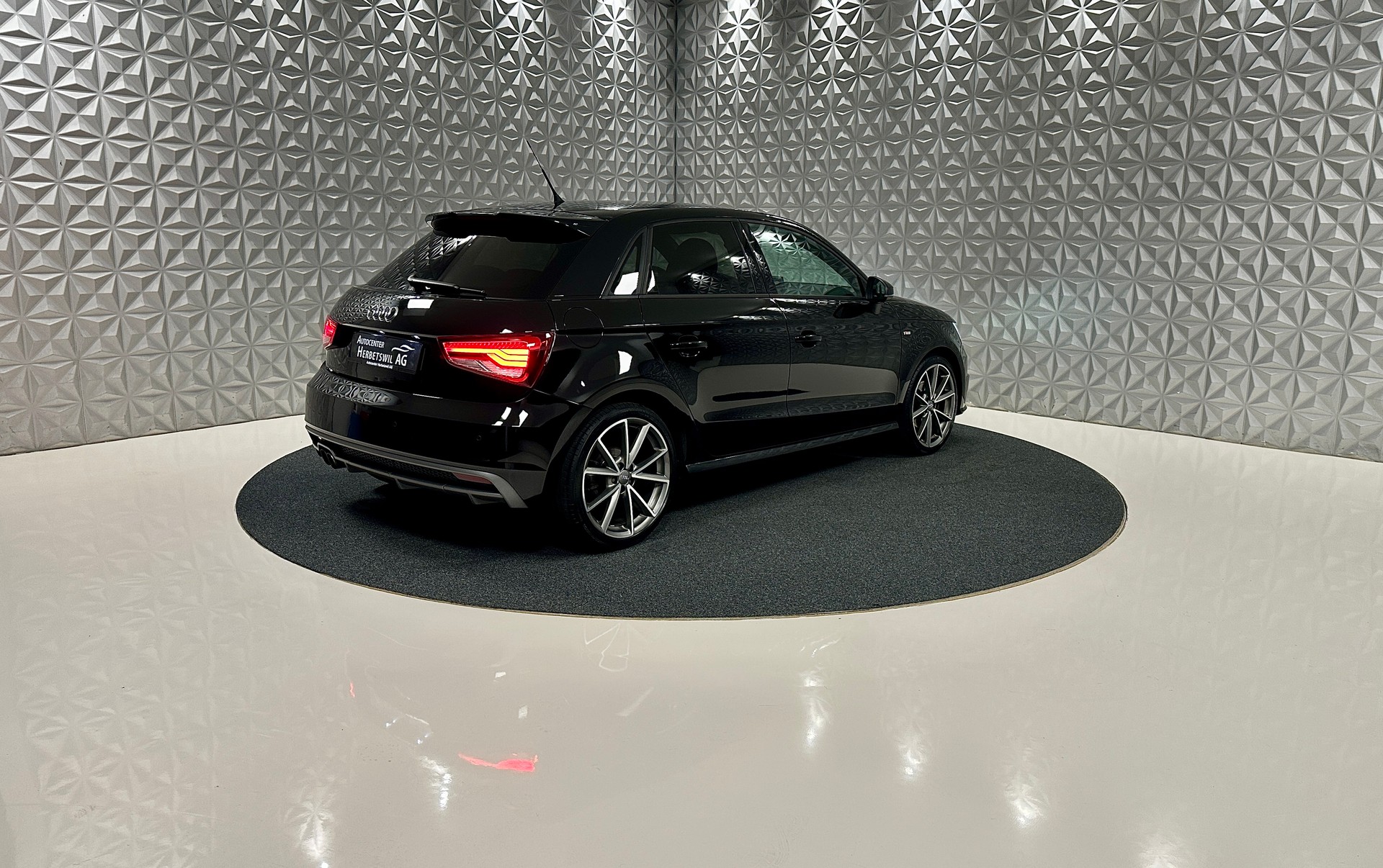 AUDI A1 Sportback 1.4 TFSI S-tronic **S-LINE**-image-4
