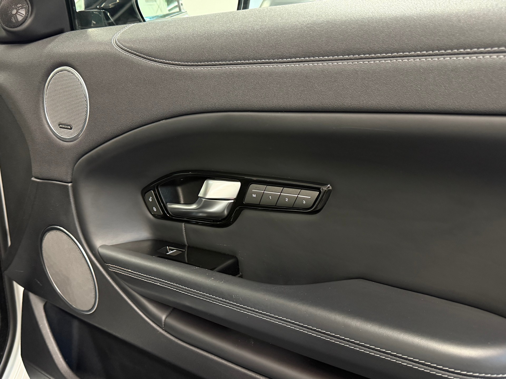 LAND ROVER Range Rover Evoque 2.0 TD4 HSE-image-27