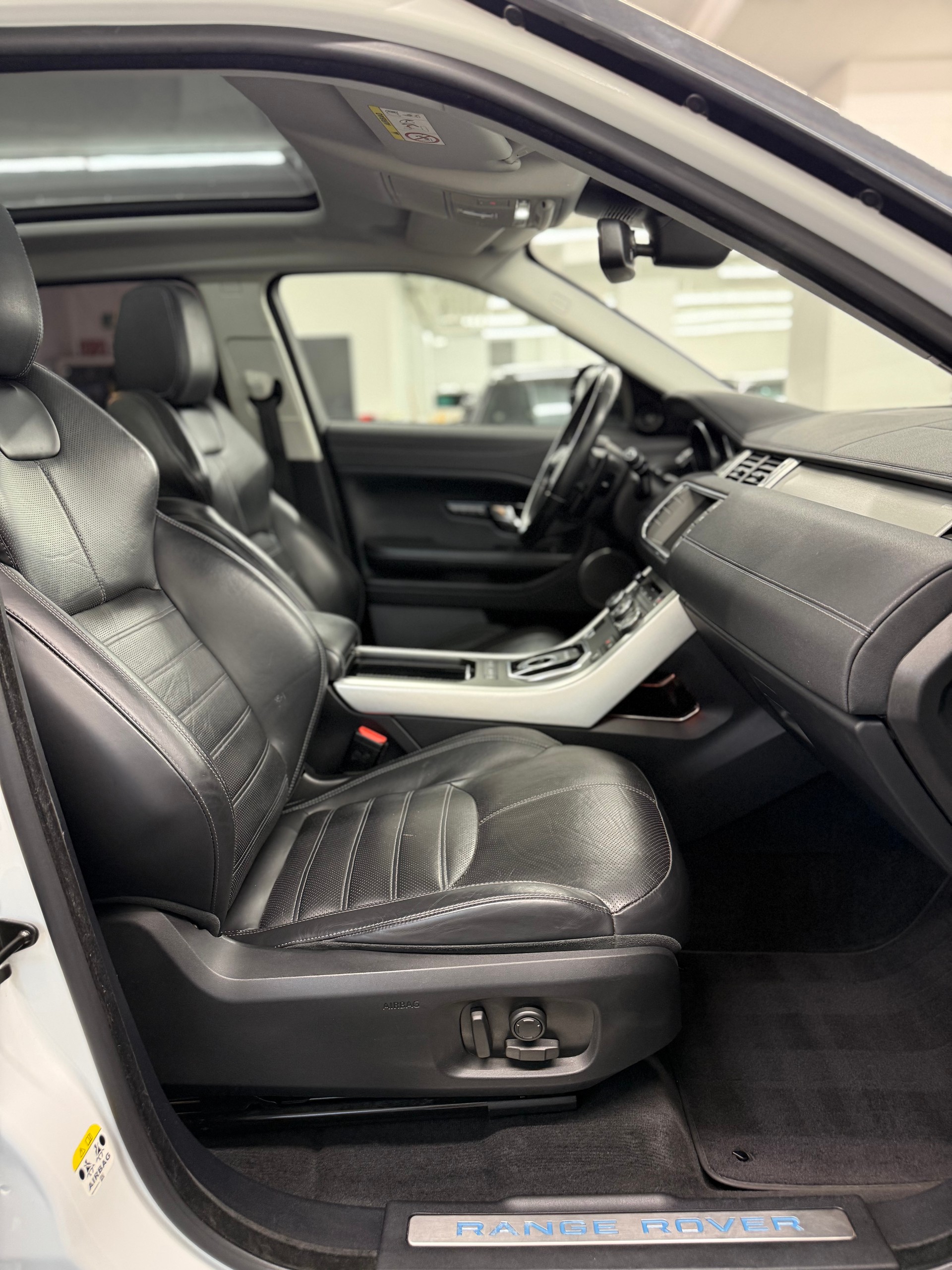 LAND ROVER Range Rover Evoque 2.0 TD4 HSE-image-28