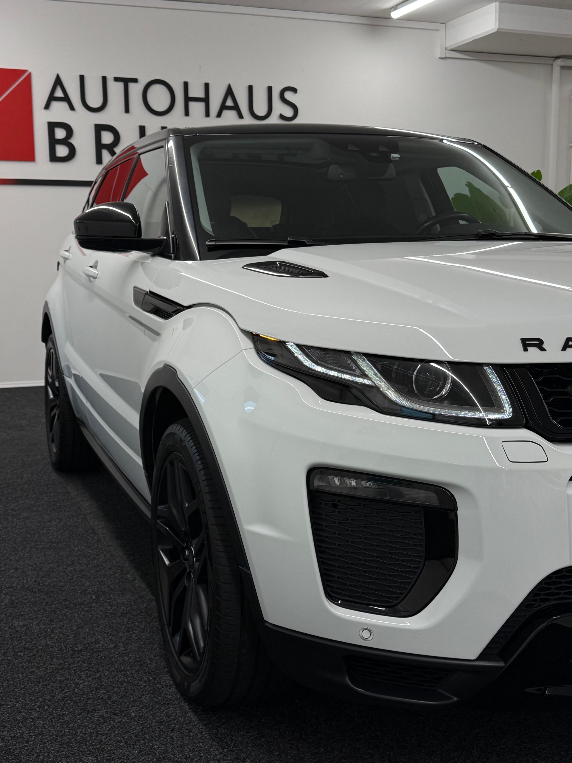 LAND ROVER Range Rover Evoque 2.0 TD4 HSE-image-11