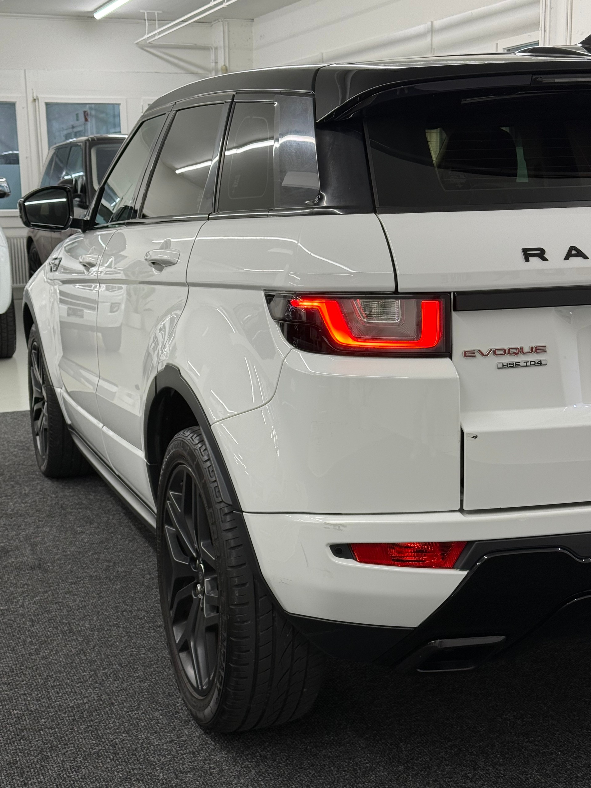 LAND ROVER Range Rover Evoque 2.0 TD4 HSE-image-8