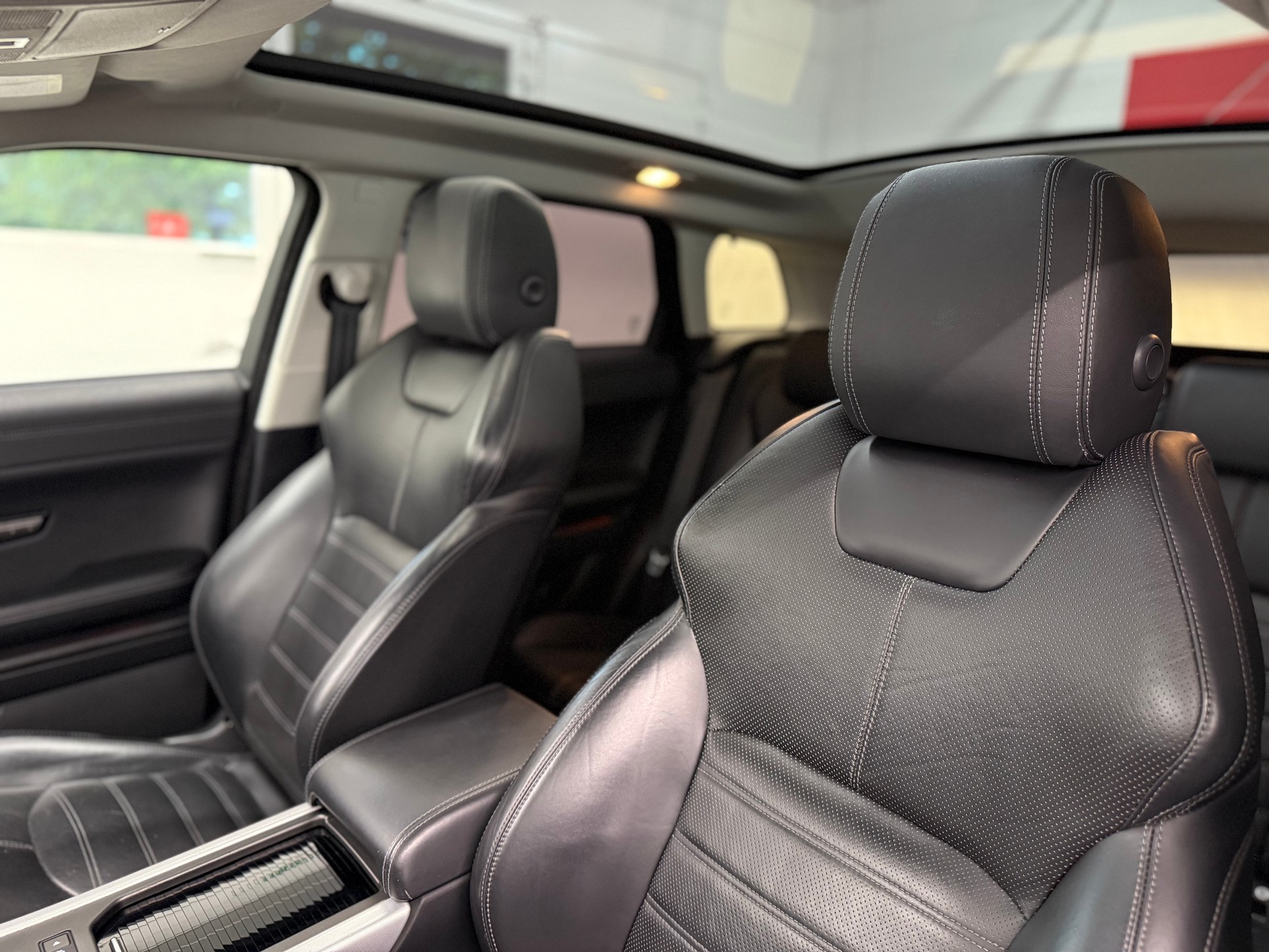 LAND ROVER Range Rover Evoque 2.0 TD4 HSE-image-17