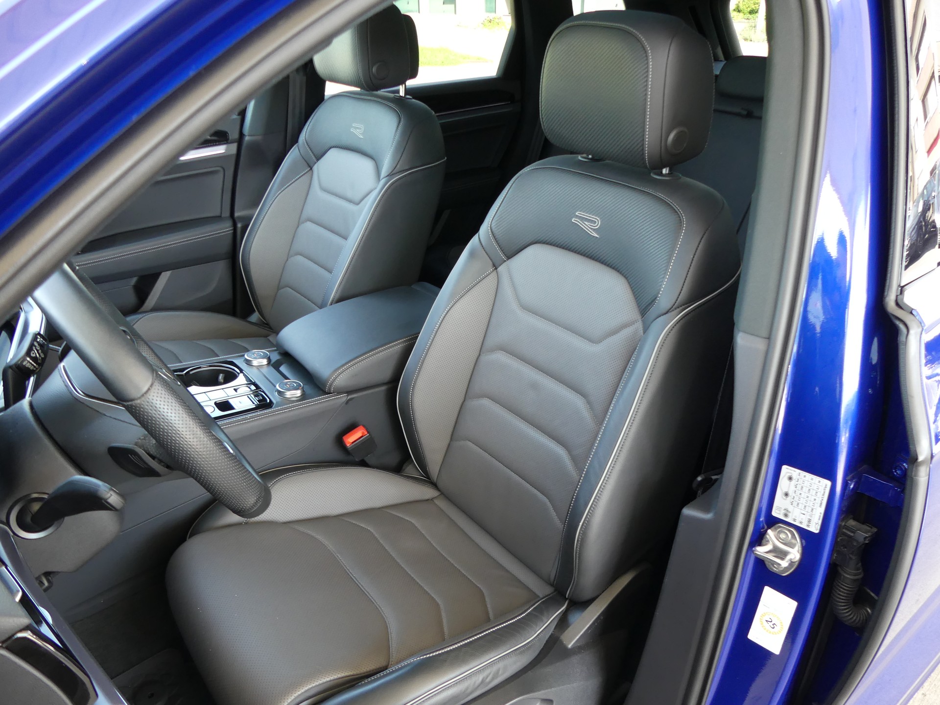 VW Touareg 3.0 TDI R-Line Tiptronic-image-11