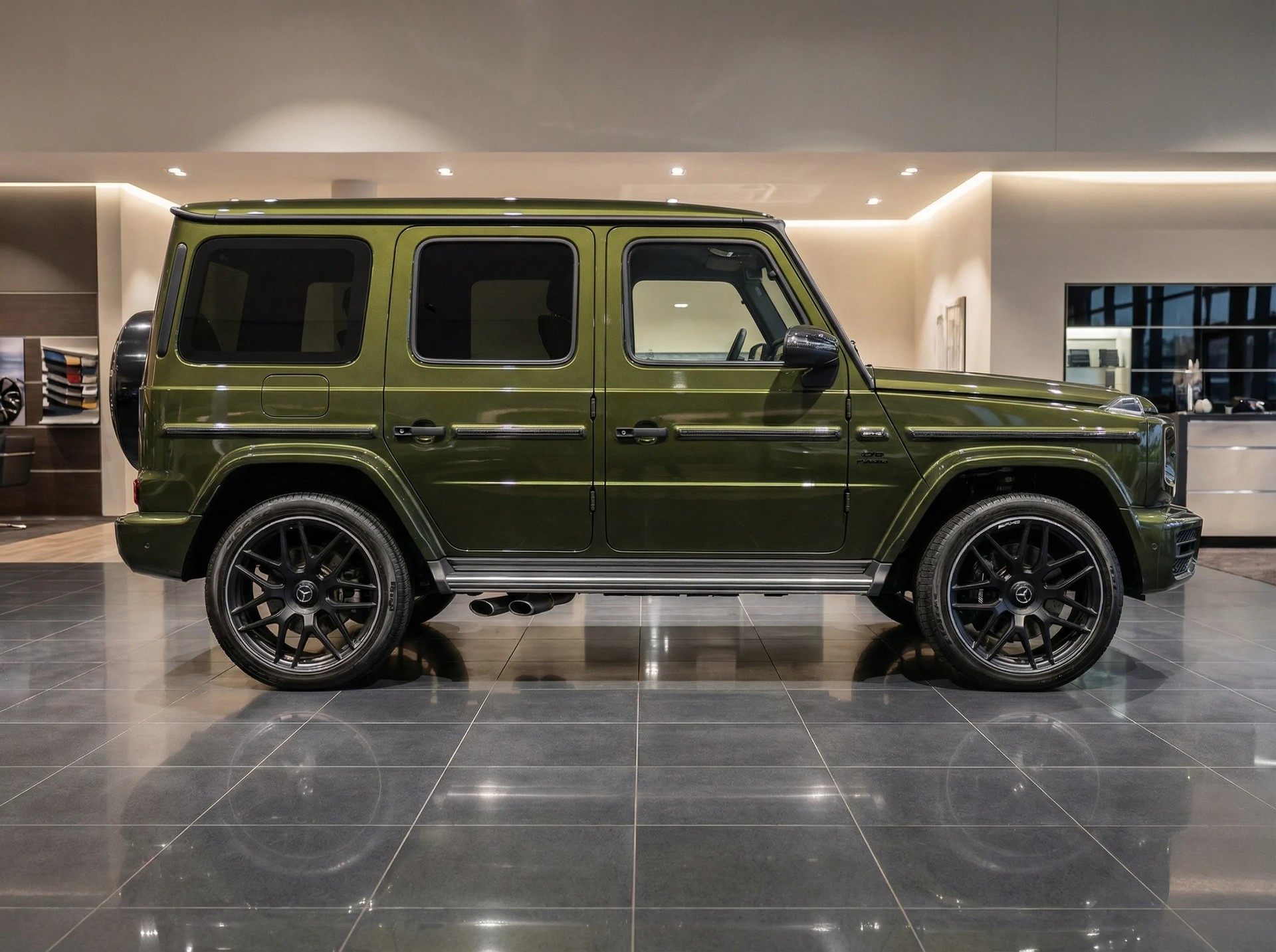 MERCEDES-BENZ Wunderschöne Neuwertige G-Klasse / MANUFAKTUR Olive grün metalice / Volle Ausstattung / Werksgarantie / CH-Fahrzeug-image-3