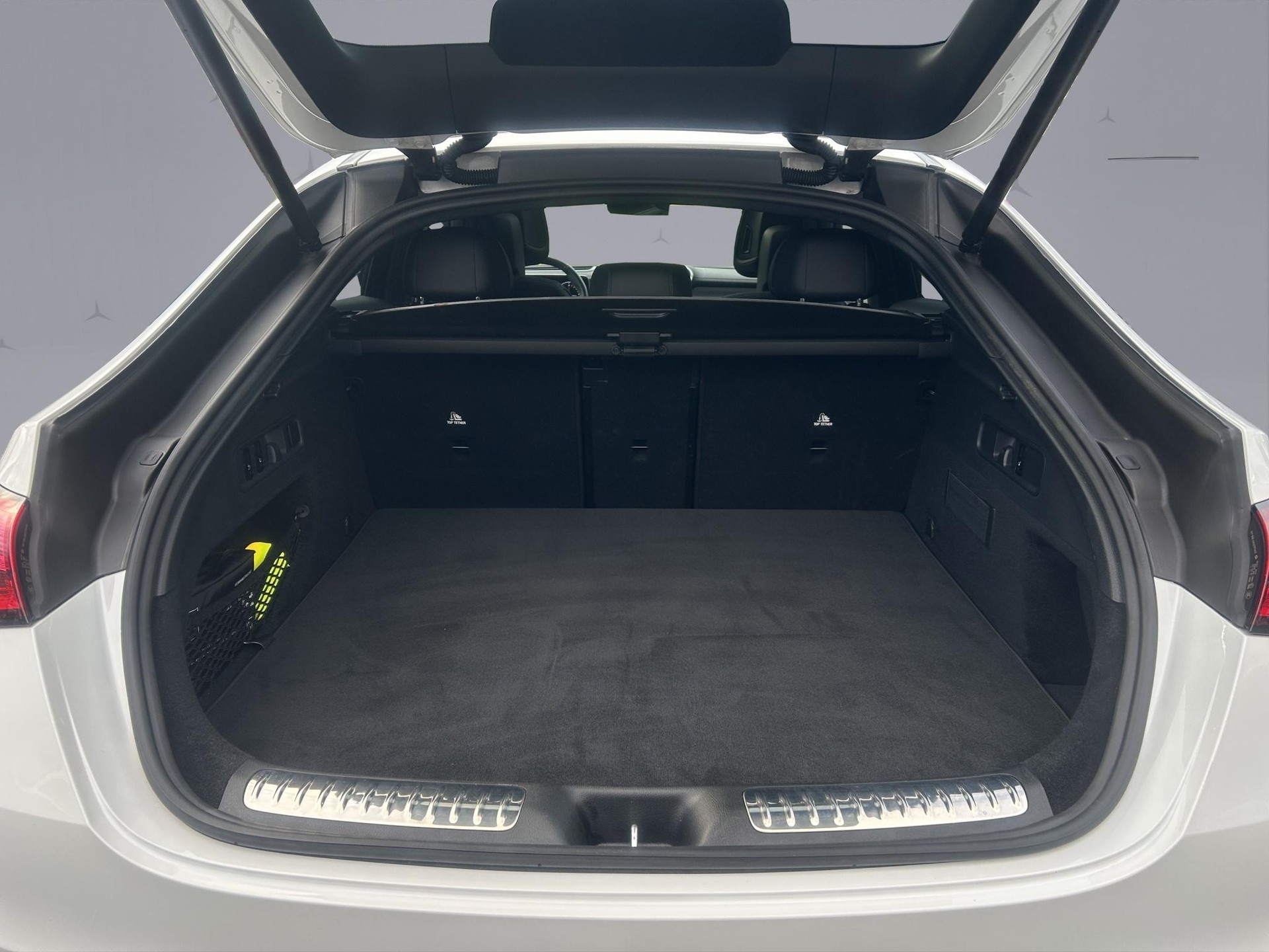 MERCEDES-BENZ GLC 300 e AMG Line 4matic Coupé-image-17
