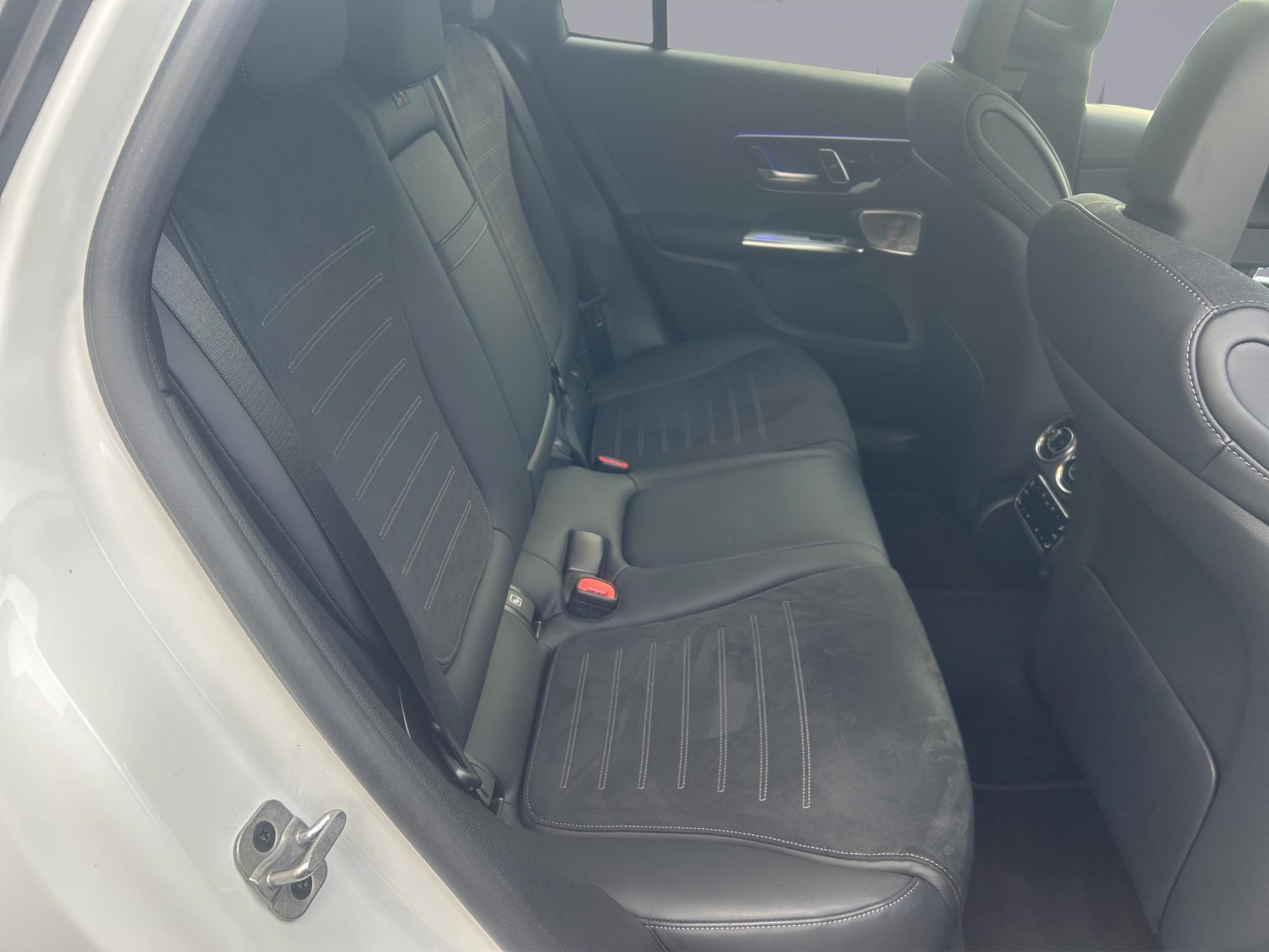 MERCEDES-BENZ GLC 300 e AMG Line 4matic Coupé-image-16