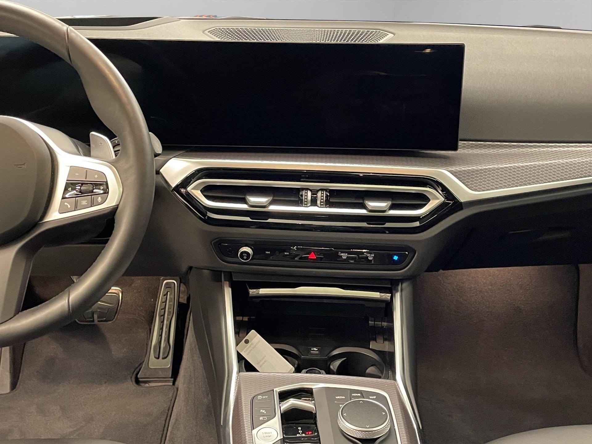 BMW 320e xDrive Touring-image-12