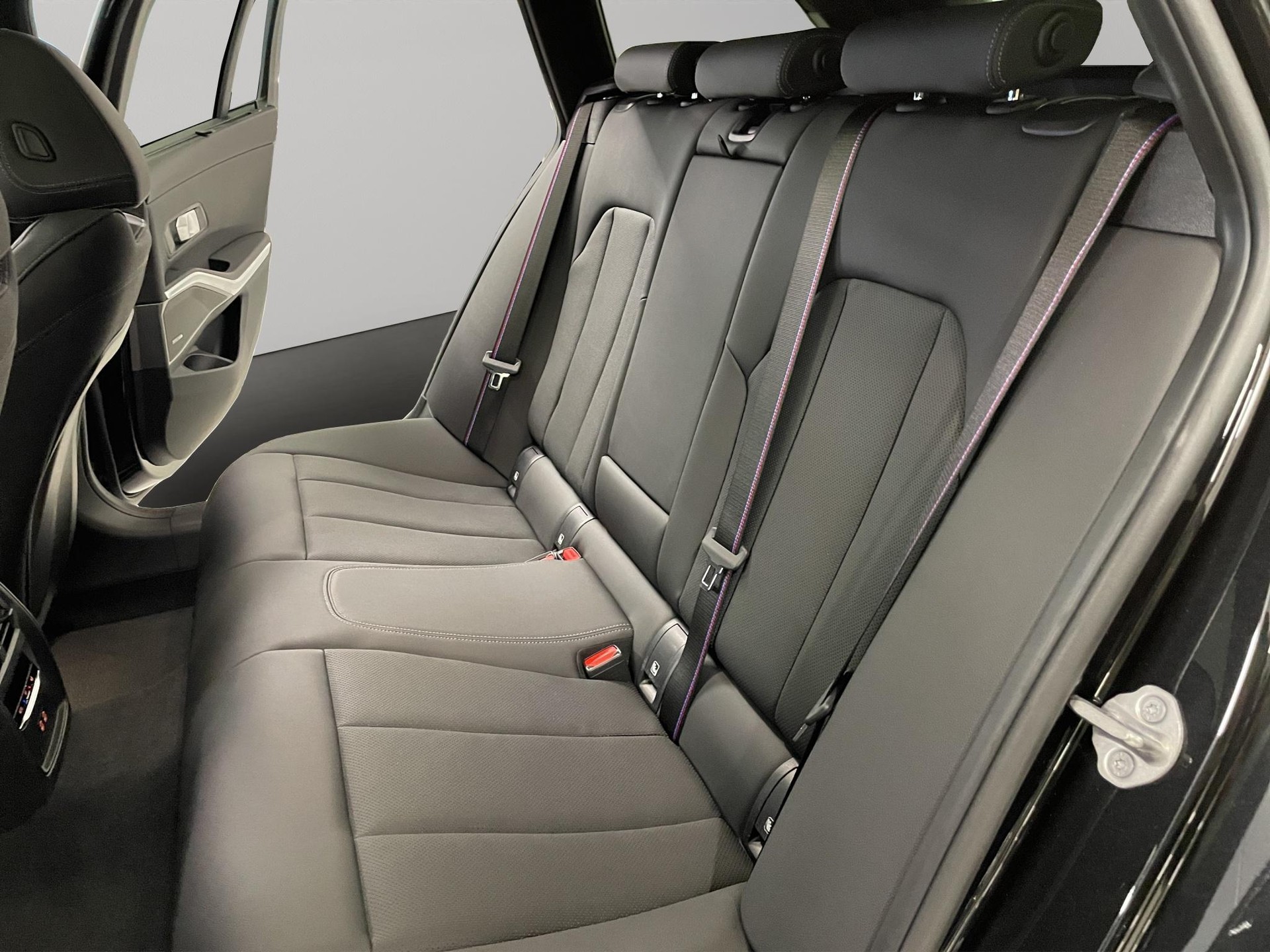 BMW 320e xDrive Touring-image-16