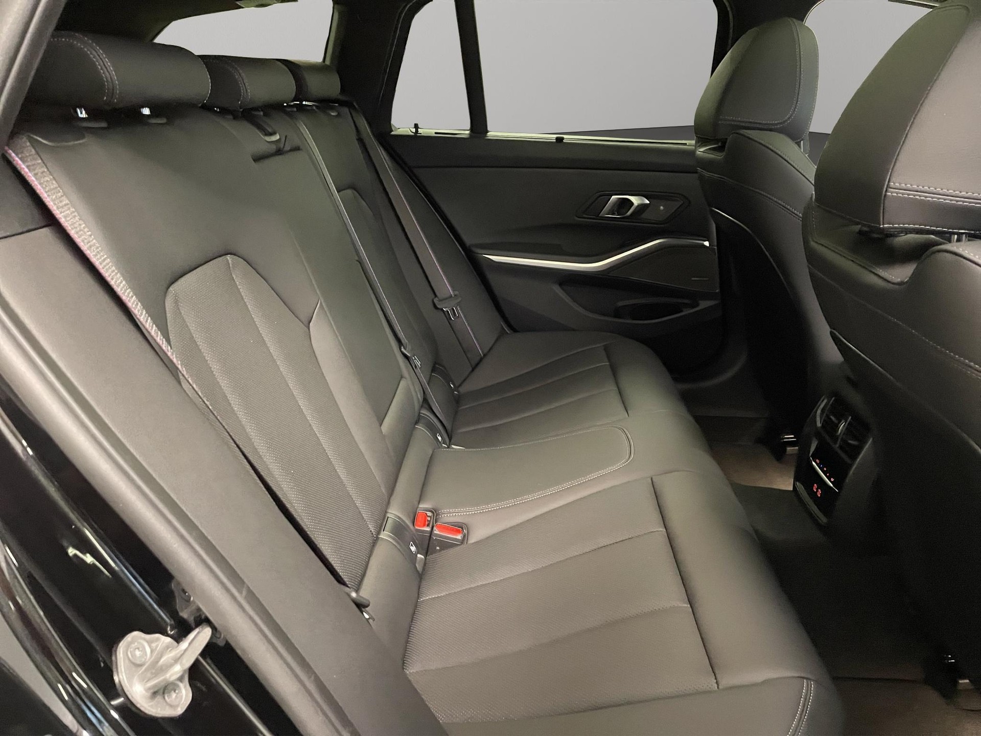 BMW 320e xDrive Touring-image-17