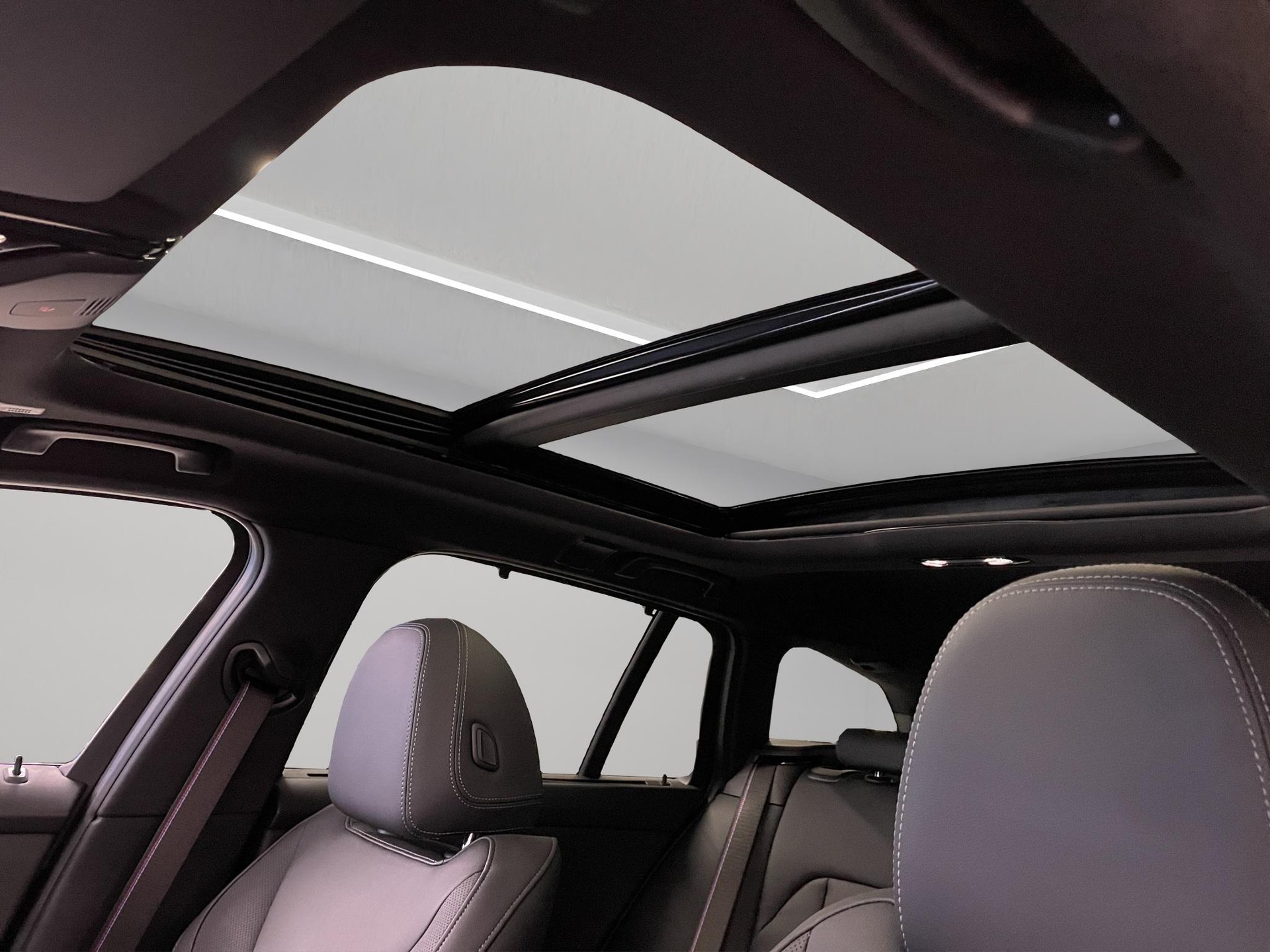 BMW 320e xDrive Touring-image-20