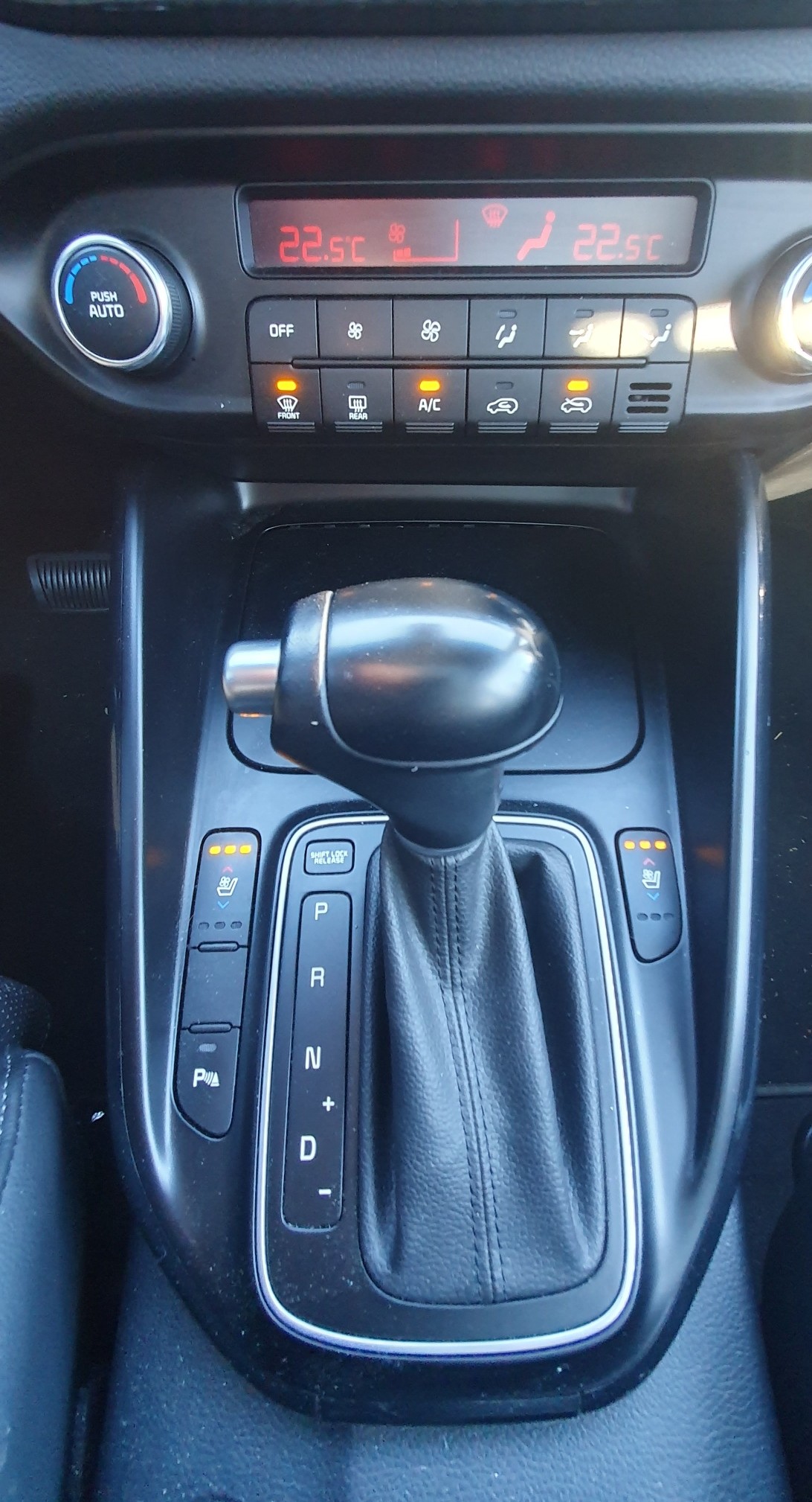 KIA Carens 1.7 CRDi Swiss Eco Edition DCT-image-10