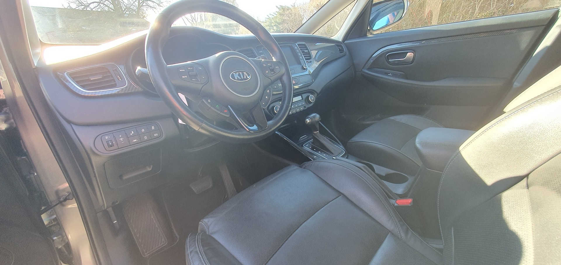 KIA Carens 1.7 CRDi Swiss Eco Edition DCT-image-5