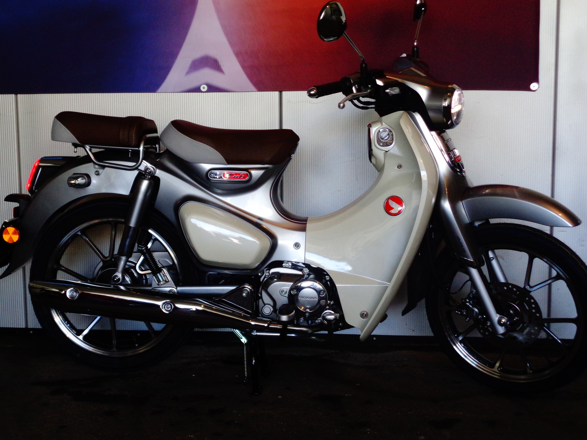 HONDA C 125 Super Cub-showroom-element-1