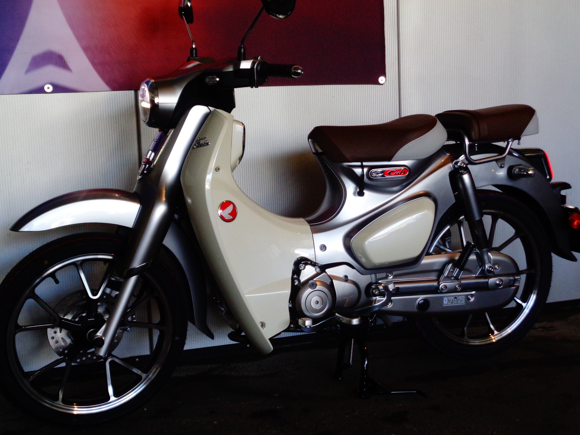 HONDA C 125 Super Cub-showroom-element-3