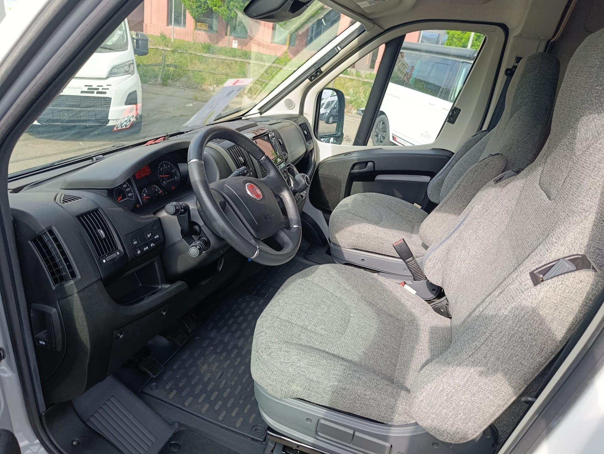 HYMER Grand Canyon Crossover***ABSOLUTE FREIHEIT DURCHS BAND***Aufstelldach*2x Doppelbett*Sensoren hinten*Multimedia*Rückfahrkamera*-image-12