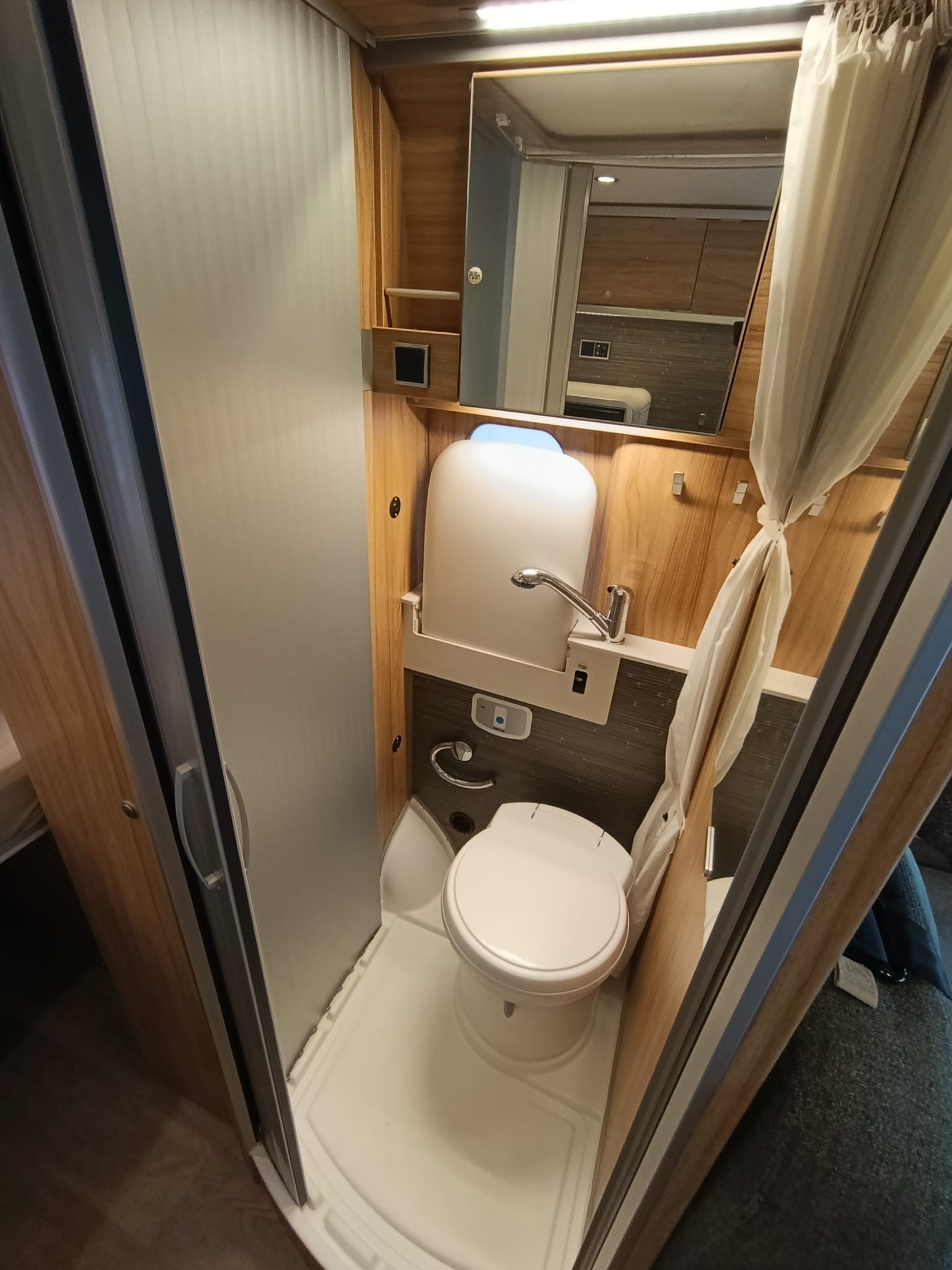 HYMER Grand Canyon Crossover***ABSOLUTE FREIHEIT DURCHS BAND***Aufstelldach*2x Doppelbett*Sensoren hinten*Multimedia*Rückfahrkamera*-image-21